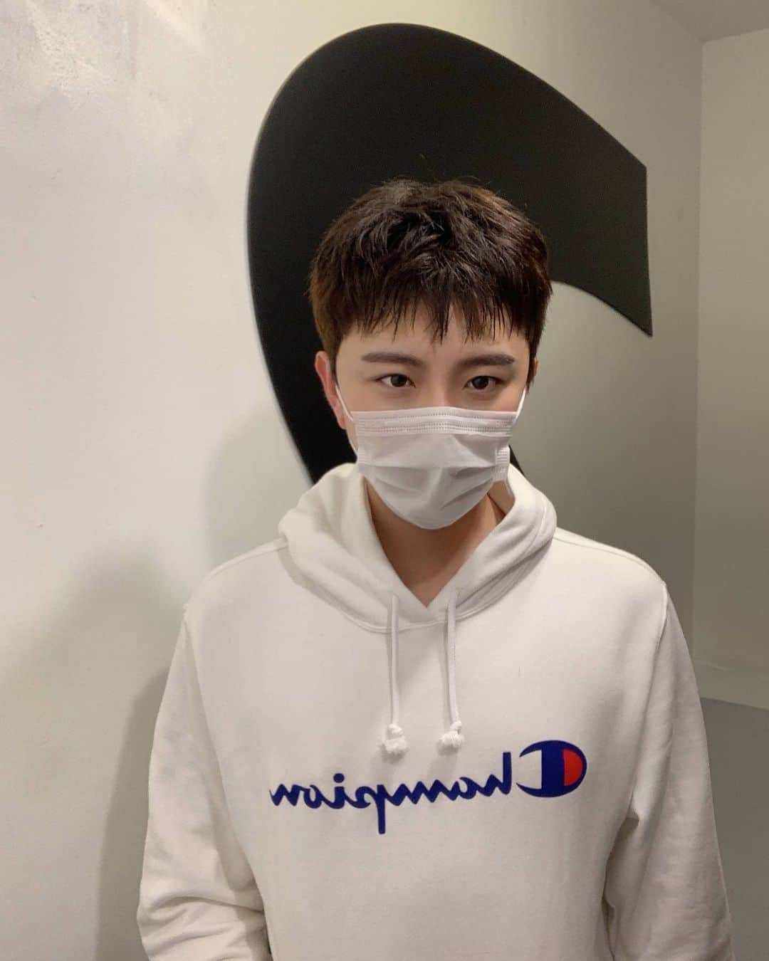 ユソンのインスタグラム：「갑자기 급 사진이요?? 증명사진 같아요🤣」