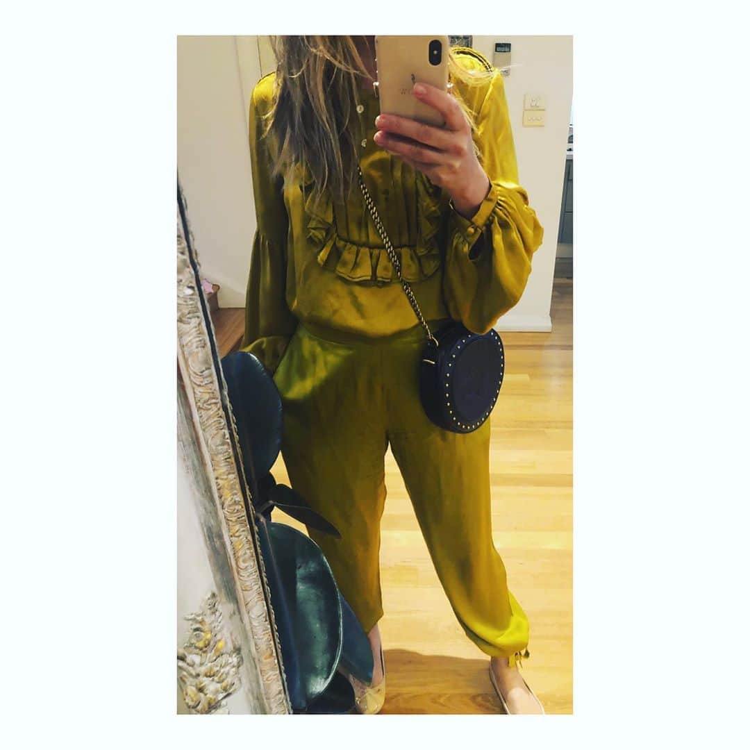 のインスタグラム：「Still a wardrobe Fave 💫 Wearing ‘Last Season’ is no longer a fashion faux pas. As we, and our planet take a momentary pause, let’s use this time to rethink how we buy, what we buy, who makes it and it’s impact on our environment.. In my mind never has it been more crucial to steer away from the fast fashion movement, and shift to that which is slow, timeless and to support businesses and brands that are ethical and accountable. Over the last few months I’ve been working on ways to be better at all of this - both personally at home and as a business owner, and I look forward to sharing some of those changes with you over the next month, in our journey to become more sustainable, less wasteful, more mindful and make better choices for our planet 🌎」