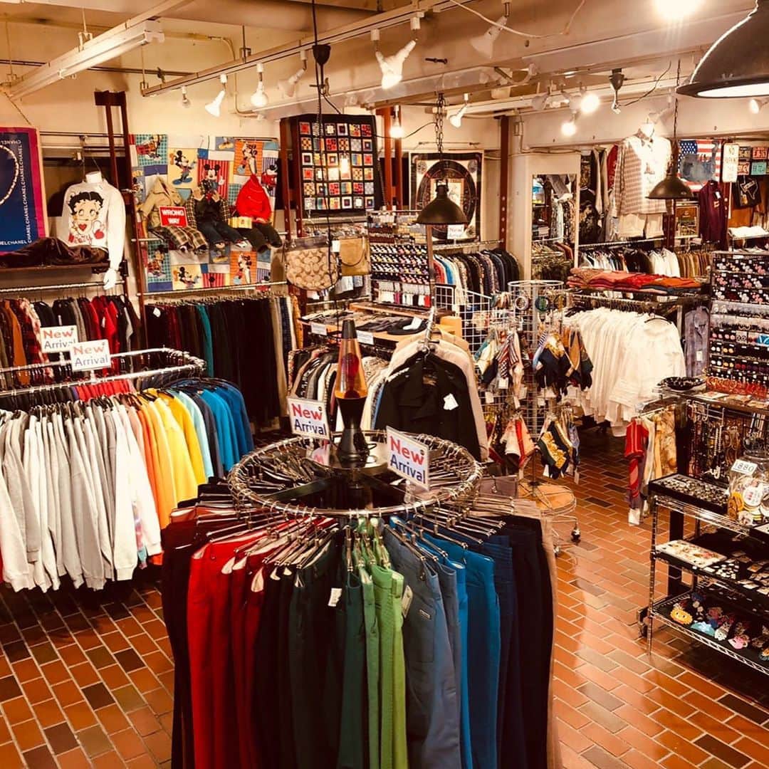 のインスタグラム：「. #原宿シカゴ下北沢店  NEW ARRIVAL‼️   ・長袖ヘンリーネックTシャツ　¥1,320〜  ・スウェットシャツ ¥2,090〜  秋物アイテム随時入荷中です‼️  #原宿シカゴ#古着屋#原宿#下北沢#吉祥寺#京都#ファッション#シカゴ下北沢店#下北沢古着屋#古着女子#古着男子#フリクロ  #harajukuchicago#chicago#harajuku#shimokitazawa#kichijoji#kyoto#vintage#usedclothing#secondhand#thrift#fashion#usedfashion#usedstyle#usedmix#outfit」