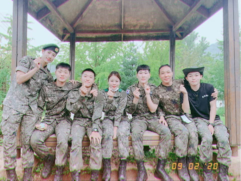 ユンヨン さんのインスタグラム写真 - (ユンヨン Instagram)「우리 가족같은 중대의 한명이 떠났다~~내 사수 민준이 고생많았오😊 #국군장병화이팅」9月2日 18時21分 - 2yoooung