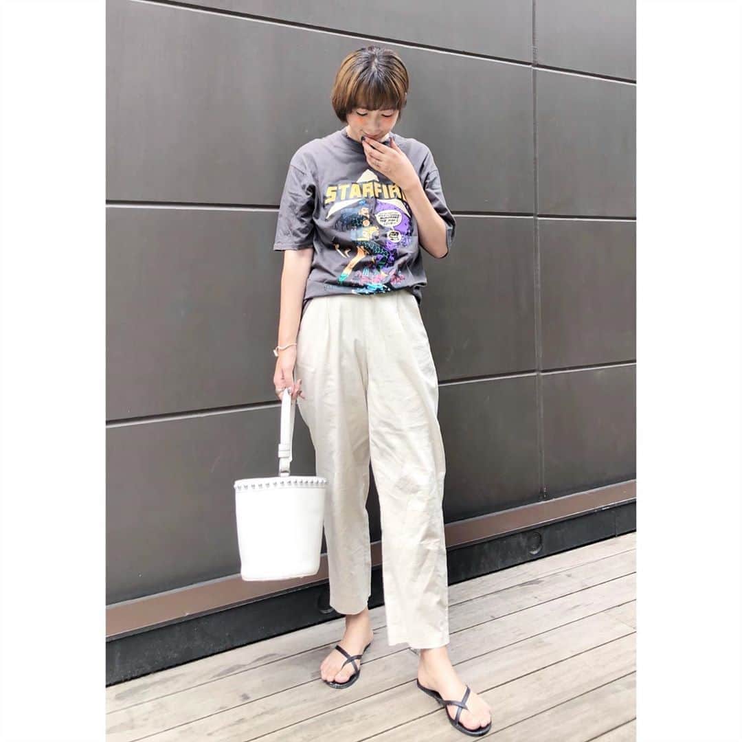 のインスタグラム：「☆☆☆ ・ ・ ずっとお部屋にオリーブの木が欲しいなぁと 思っていて やっと今日お迎え出来ました🌿 嬉しい😆 名前はオリりんになりました ・ ・ 夕飯の材料を買いに行ったらお惣菜が半額になっていて‼️ お惣菜になりましたw 2人だと作るより安いー 2人で450円ー🤣 ・ ・ ・ ・ ・ ・ ・ #gu #gu_for_all #jandmdavidson #aliceholly  #きれいめコーデ #きれいめカジュアル  #大人カジュアルコーデ #大人カジュアル  #code#coordinate#ootd#instafashion#今日のコーデ#ママコーデ#ママファッション#男の子ママ #高身長女子 #ponte_fashion#r_fashion#大人女子#シンプル #シンプルコーデ #きれいめファッション#高身長コーデ」