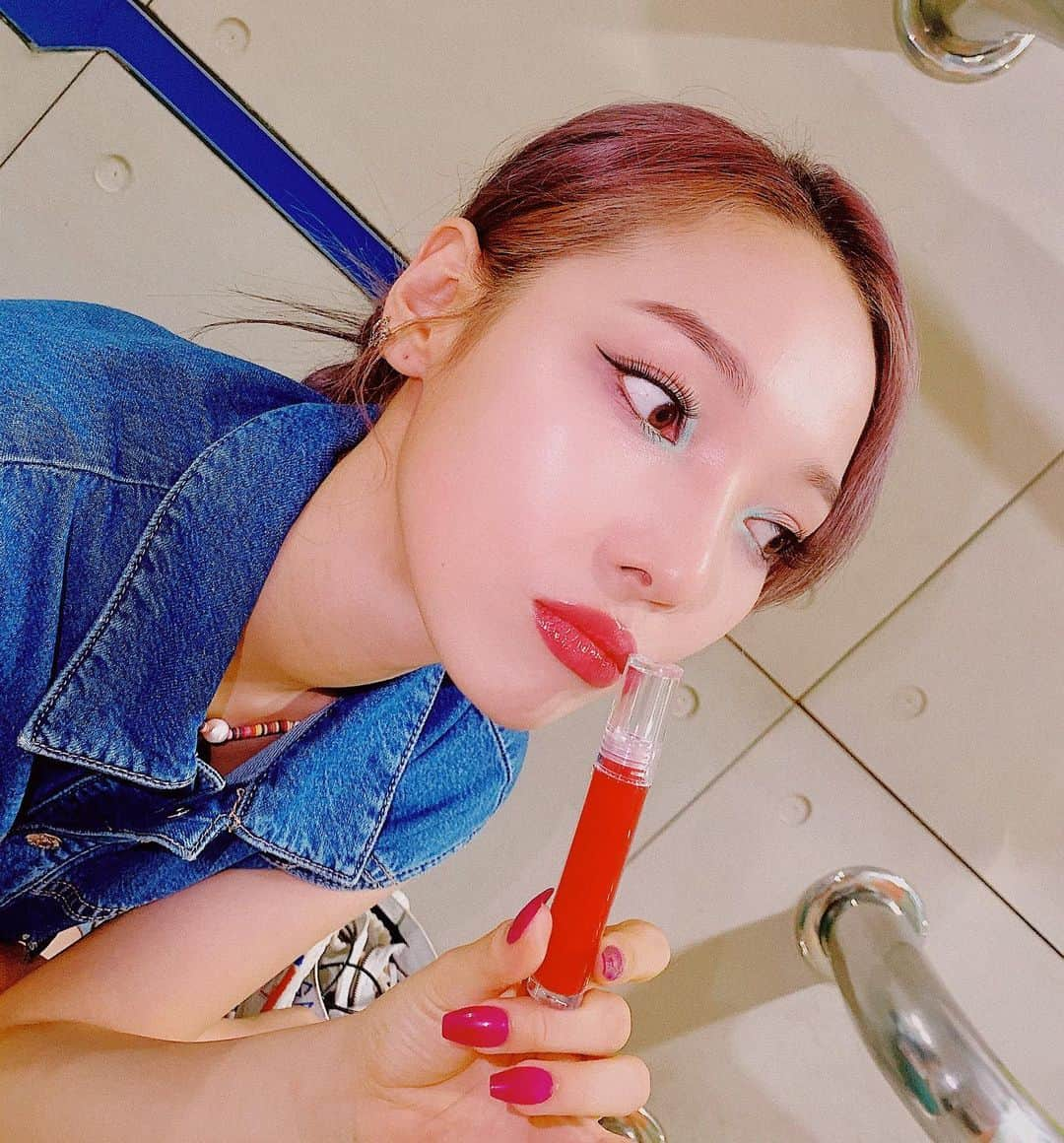 ソミンさんのインスタグラム写真 - (ソミンInstagram)「Love redlip&denim👖❤️히든카드 오늘 모했어요?비 많이 오니까 조심해요🤍」9月2日 18時26分 - somin_jeon0822