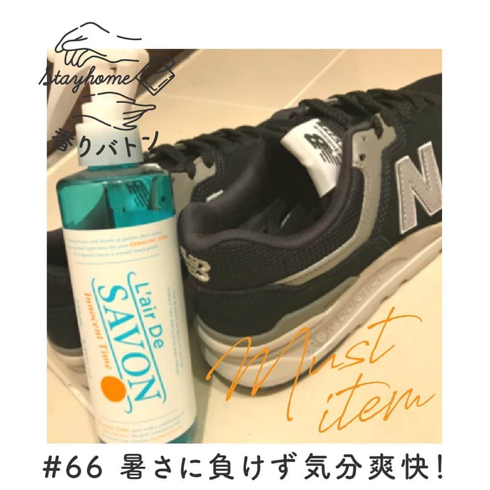 のインスタグラム：「香りの楽しみ方を香りのプロや開発者がリレー形式でご紹介している「香りバトン」﻿ ﻿ 今回は、7月に公開されたコラムのご紹介です。﻿ ﻿ ＝＝＝＝﻿ 気付いたらもう7月も終わり…﻿ ﻿ なかなか梅雨も明けずでしたが、ようやく夏本番がやってきますね！！﻿ となると、汗も匂いも気になってきますよね…﻿ 私は学生時代スポーツに没頭しており、夏場の練習はもう…絶望でした…﻿ ﻿ 今でも、夏場は1歩外に出ただけで、汗が噴き出てきます。﻿ が、入社してからは、そんな時でも大丈夫！！なアイテムに出会えちゃいました☆﻿ ﻿ その名も「レールデュサボン ファブリックスプレー」でございます！！！﻿ ﻿ 何と言っても、香りが最強に良いんです！﻿ 夏にぴったりな爽やかなせっけんの香り！(もちろん秋冬でも◎)﻿ ﻿ 衣類にも、スニーカーにだって吹きかけちゃいます！消臭効果も良く、本当に優秀な子！♡﻿ ﻿ 外出前に全身に吹きかけ、最近購入した自転車を爆走させると、風と共にふわっとせっけんの香りがまとって、爽快な気分になります！﻿ ﻿ 遠出してぱあ～っと遊ぶのも良いですが、﻿ こんなリフレッシュの仕方も、とっても気分転換になって、最高です☆﻿ ﻿ #香りバトン #フィッツ香り部 #レールデュサボン #ファブリックスプレー #ファブリックミスト #せっけんの香り #いい香り #消臭スプレー #除菌スプレー #運動」