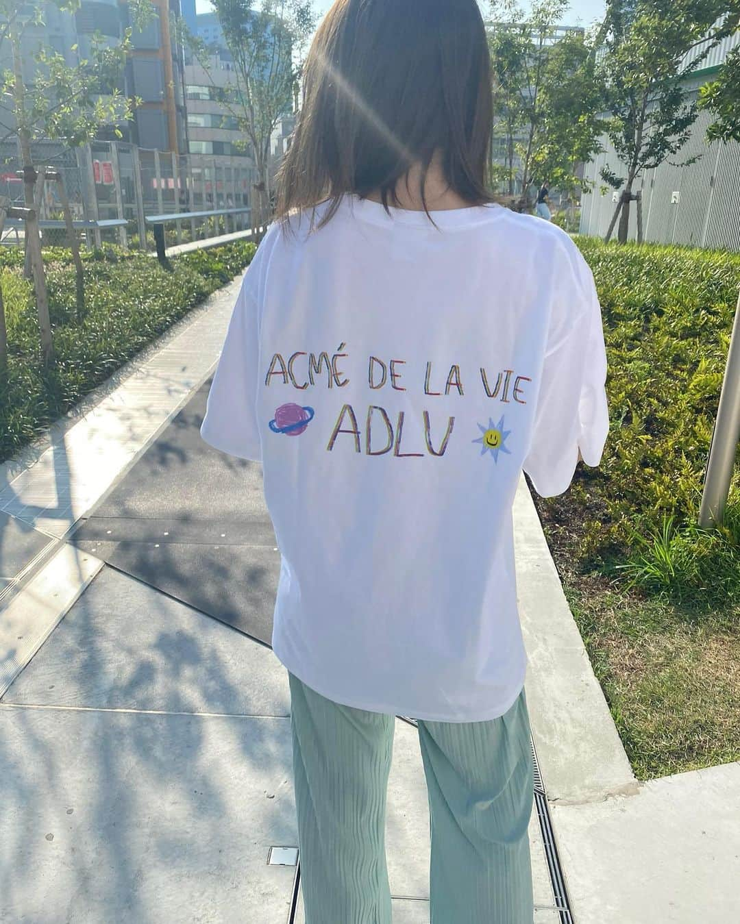 ななぴさんのインスタグラム写真 - (ななぴInstagram)「この日の格好お気に入り❤︎  Tシャツ可愛すぎる☻﻿🚀🌍🌜　@adlv_official @acmedelavie_official   #アクメドラビ　#acmedelavie #Tシャツ　#コーデ　#私服　#miyashitapark #白Tコーデ　#airmax #nike #sneakers #スニーカー　#エアマックス　#スニーカーコーデ　#ootd #outfit #お出かけ」9月2日 18時32分 - __nanapgram__