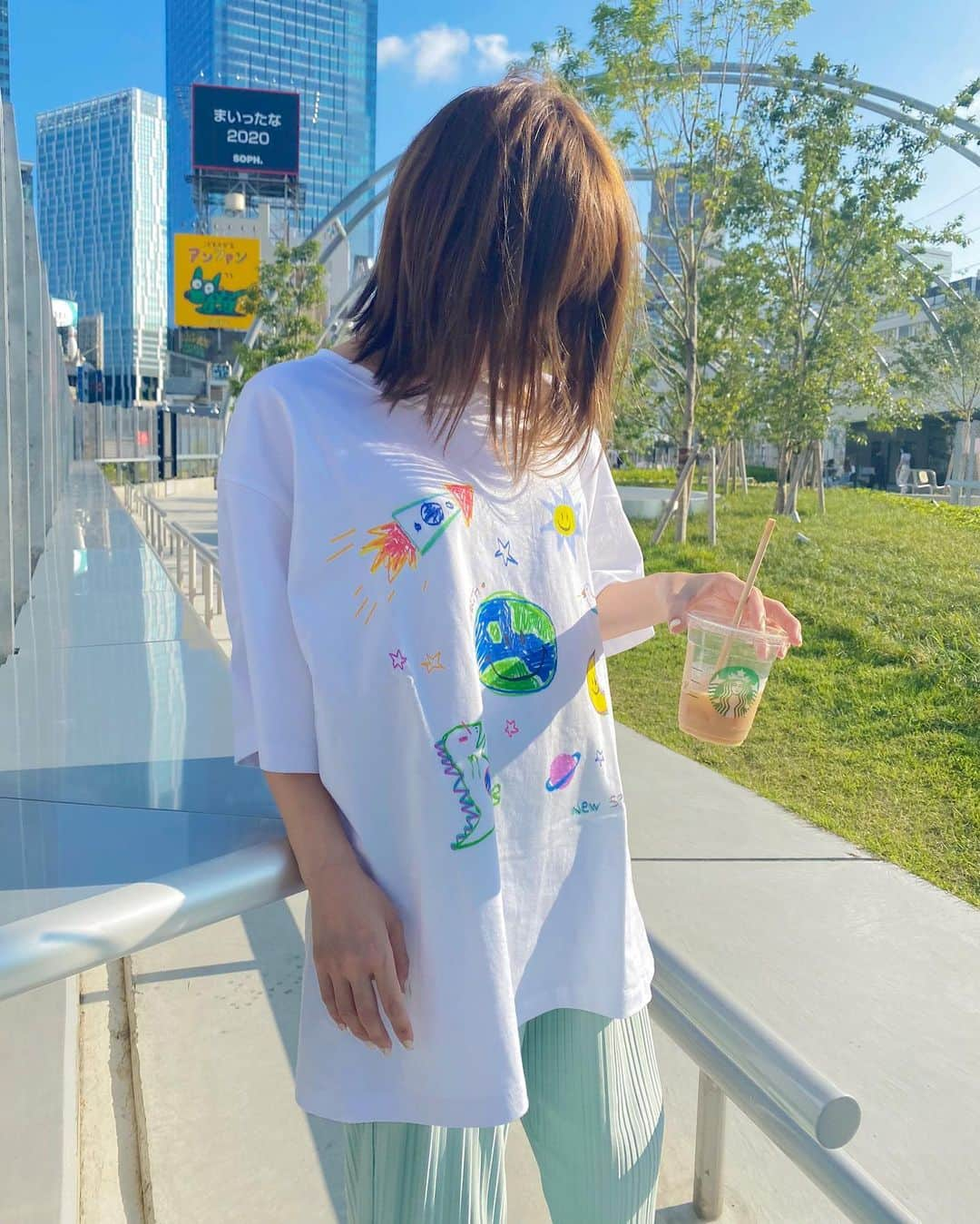 ななぴさんのインスタグラム写真 - (ななぴInstagram)「この日の格好お気に入り❤︎  Tシャツ可愛すぎる☻﻿🚀🌍🌜　@adlv_official @acmedelavie_official   #アクメドラビ　#acmedelavie #Tシャツ　#コーデ　#私服　#miyashitapark #白Tコーデ　#airmax #nike #sneakers #スニーカー　#エアマックス　#スニーカーコーデ　#ootd #outfit #お出かけ」9月2日 18時32分 - __nanapgram__