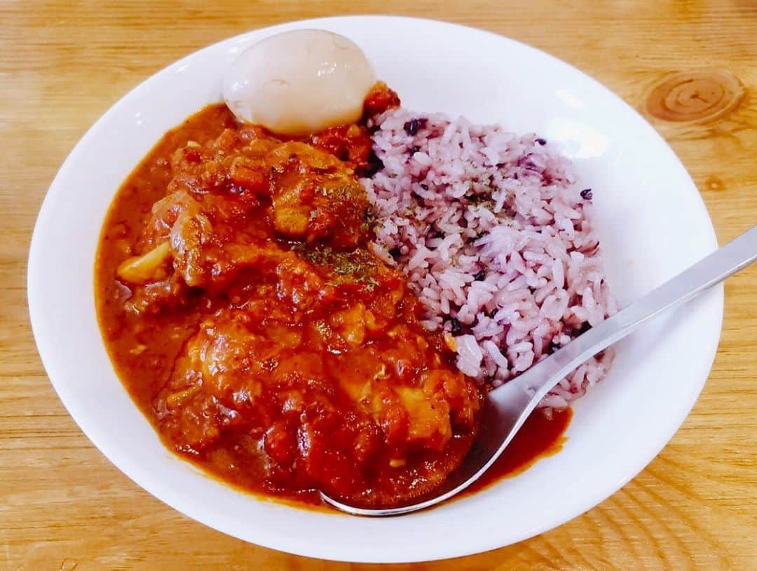 平田薫さんのインスタグラム写真 - (平田薫Instagram)「お昼ご飯用に昨夜から仕込んだスパイスカレー🍛美味でした。夫が作ってくれる時はきちんとスパイス測っていれているけど、私は適当にザバーっとやっちゃうタイプ。 煮卵は昨夜の残り物。いい感じになってた✌️ 2枚目は最近のお昼のカッペリーニ。思ったより太めのカッペリーニでした。もっと細ーーい麺が好きかな。 今晩は冷しゃぶ🐷  #かおる食堂#スパイスカレー#spicecurry」9月2日 18時32分 - hiratakaoru1215