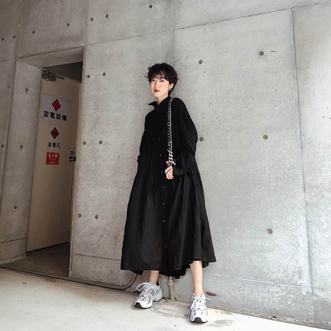nami_kanemotoさんのインスタグラム写真 - (nami_kanemotoInstagram)「エアリーティアードシャツドレス 157cm / free  明日発売のワンピース。 襟付きで上まで締めたり 開けても印象が変わって◎  #searoomlynn #_searoomlynn_ #モードカジュアル #マニッシュスタイル #ショートヘア #秋ファッション」9月2日 18時33分 - _namikanemoto_