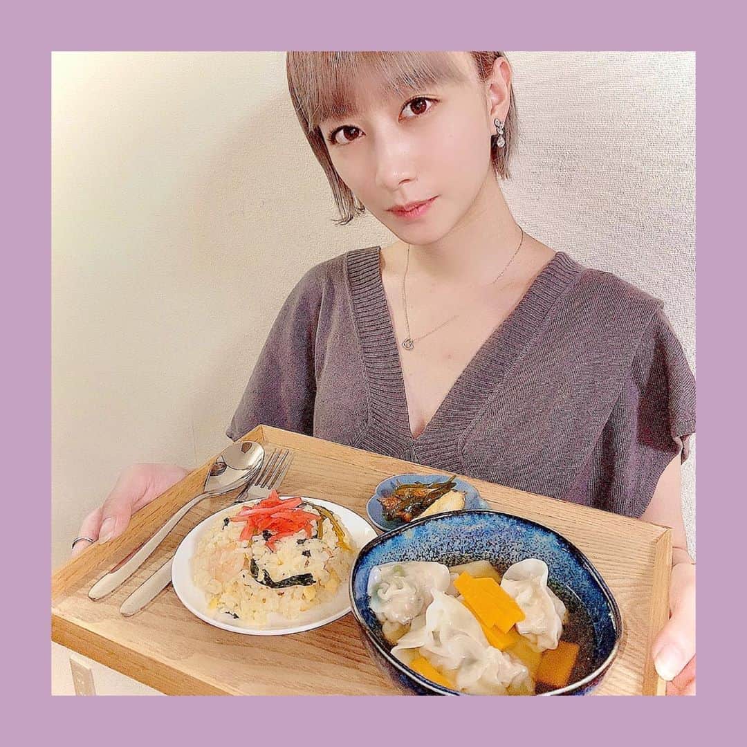 福島雪菜のインスタグラム：「ʚ✞ɞ * * 今日の晩ごはん。 * ✧ピーマンとちくわのきんぴら ✧海老と小松菜の炒飯 ✧水餃子スープ * * #手料理❤️ #おうちごはん」