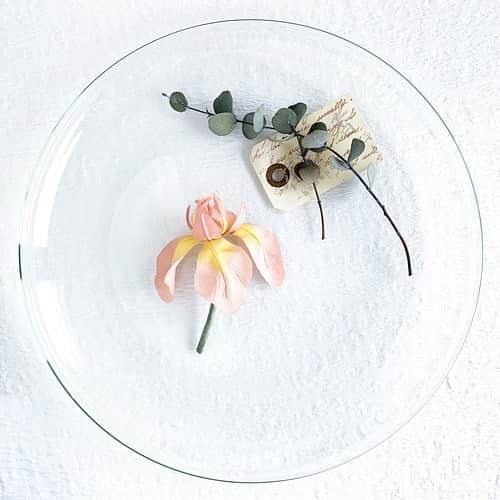BASE（ベイス）さんのインスタグラム写真 - (BASE（ベイス）Instagram)「可憐な花、凛とした花、アンティークな表情の花。﻿ ﻿ ＜花ノ香（@hananokaori_atelier）＞はさまざまな種類の花や植物をモチーフに、一枚の布から形を造形し、雑貨に仕上げています💐﻿ ﻿ 造花でありながらも、生花のような表情と生命力を感じられます。﻿ ﻿ ﻿ 一点物のコサージュは、薄いシルク生地を重ねあわせて制作してできています。﻿ ﻿ 軽やかなアイリスに、大人顔のハナショウブなど……お気に入りの花を探してみてください😉🌿﻿」9月2日 18時38分 - baseec