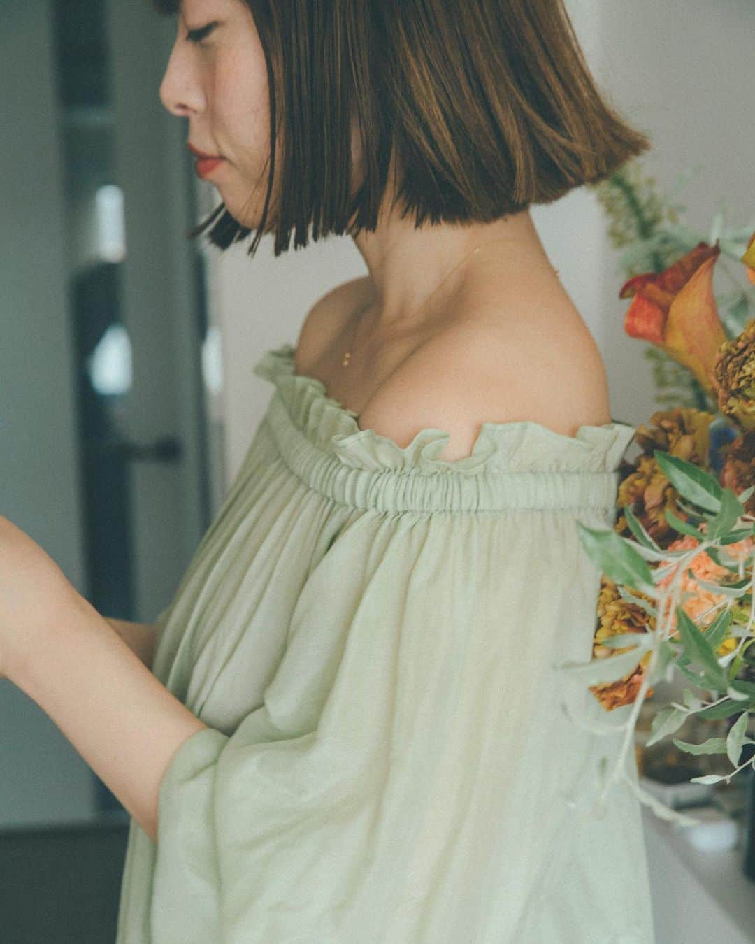 まつだみらいのインスタグラム：「《とても嬉しい報告》﻿ ﻿ 〝私が私らしく生きる美学〟﻿ 発売前という状況にも関わらず、﻿ 重版することが決まりました！😭😭😭﻿ ﻿ 連絡をいただいた時、すごくびっくりしました、、！﻿ ﻿ 予約をしてくださった皆さま、﻿ 本当にありがとうございます！﻿ ﻿ 発売までほんとにあと少し。﻿ ﻿ めちゃくちゃ緊張します。﻿ ﻿ いつも応援ありがとうございます。﻿ 楽しみにしていてください！✨﻿ ﻿ #私が私らしく生きる美学﻿ ﻿ 初版発行、只今Amazon、楽天etc予約受付中です。﻿ ﻿ この写真はアザーカットです。」