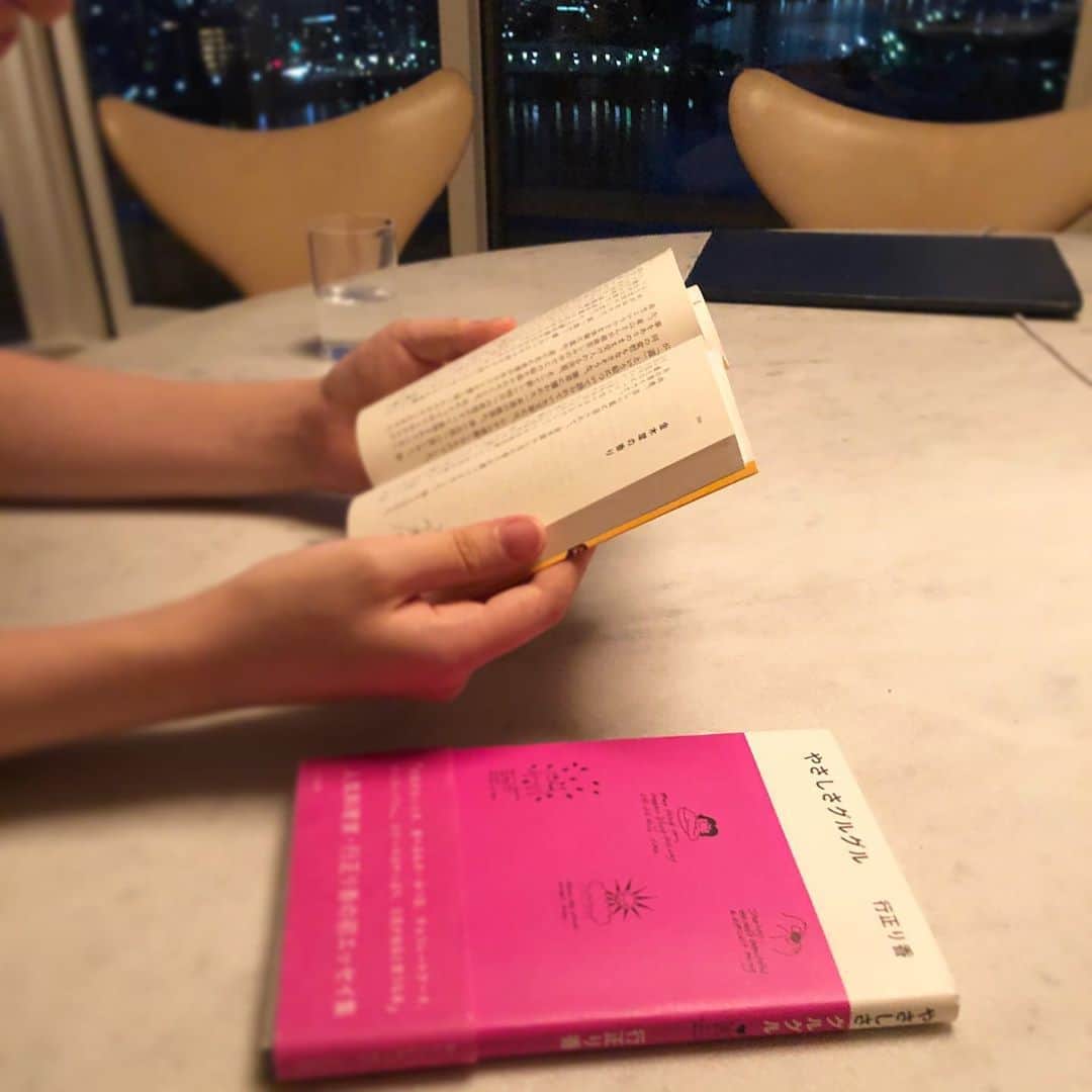 行正り香さんのインスタグラム写真 - (行正り香Instagram)「いつか娘さんたちに読んでもらえたらいいなあ、と思っていた「やさしさグルグル」。長女が読みはじめてくれました。言葉はその時に残さないと、その瞬間の記憶はどんどん消え去ってしまう。彼女たちが小さな頃の思い出だけど、残しておいて、そして手に取れる本にしていただけて、よかったなあ。ありがたいなあ。#読めないけど #韓国語にも翻訳されています(^^)#やさしさグルグル #いつか英語にしてみよう#行正り香 #rikayukimasa #文春文庫 #文化出版局」9月2日 18時41分 - rikayukimasa