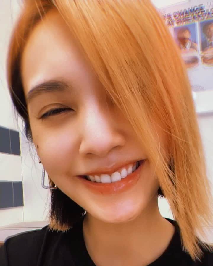 レイニー・ヤンのインスタグラム：「今天漢堡店老闆一看到我就說：「好久不見！」我確實是好久沒光顧我的愛店了😭據說這家店，坊間都稱它為「楊丞琳漢堡」哈哈哈！是我的榮幸啦😝 和母親約好今天下午共餐，感覺早點吃比較不會胖(根本是心理作用)，看來今晚不能再進食了，熱量爆表！但是，幸福也爆表😍」