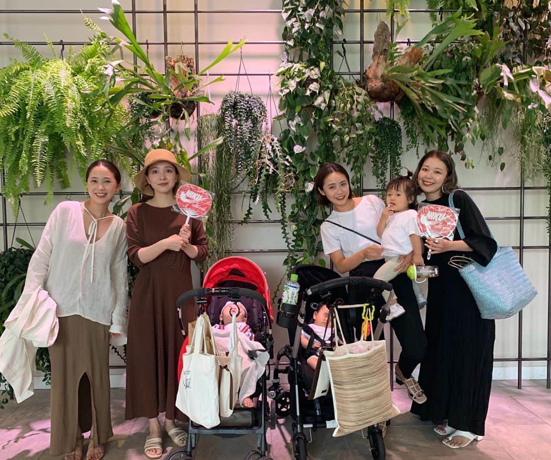 北岡りえのインスタグラム：「先日の楽しみにしていた休日♥︎  ベビーシャワー以来のあおちゃん 🥺💓 またみんなで会えますように🕊  #猛暑の中での団扇 🎐」