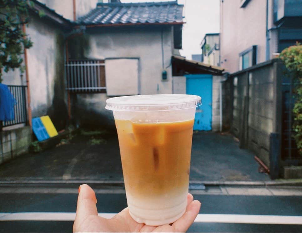ひらさわあくびのインスタグラム：「好きなブルーとイエローとカフェラテ」