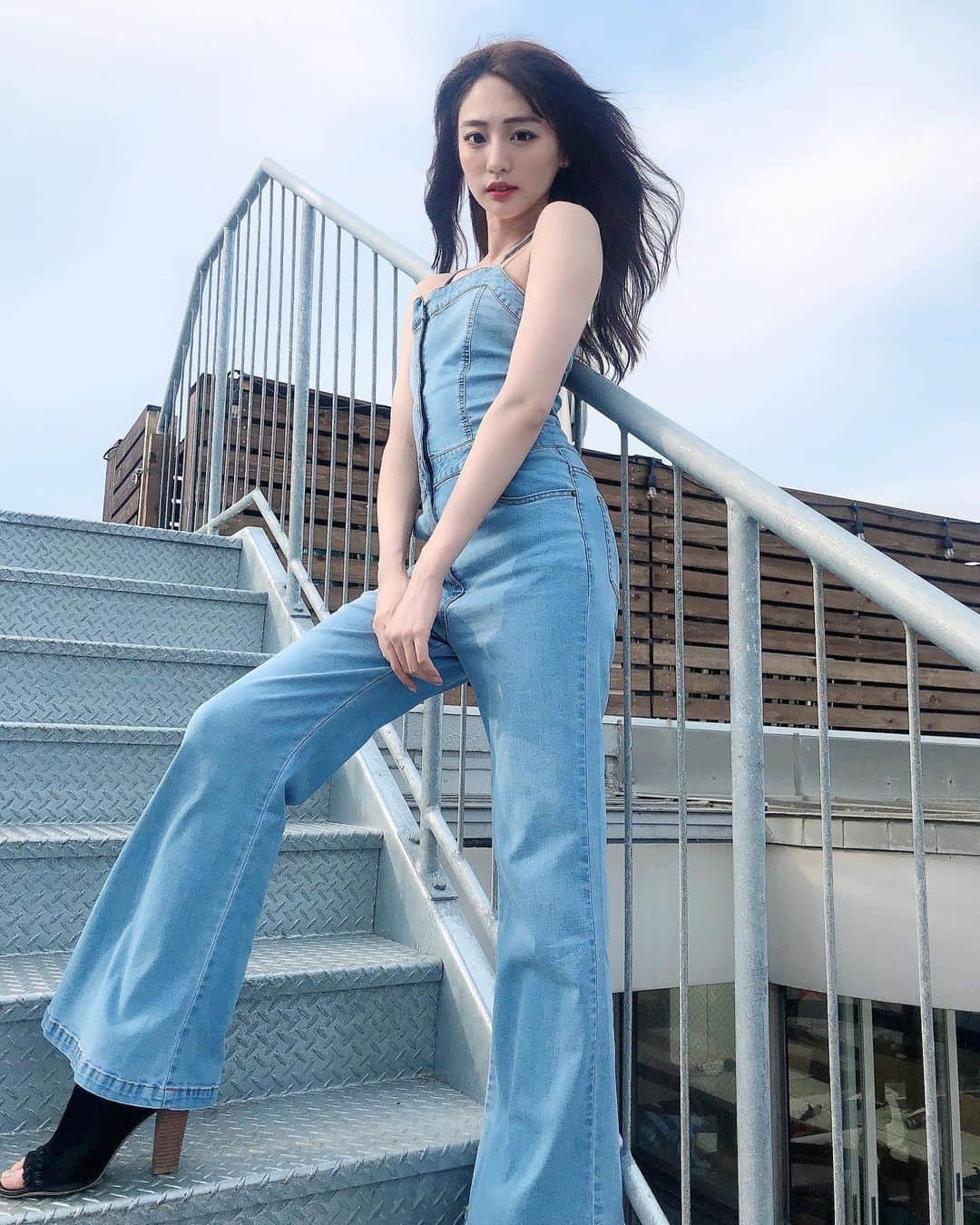 志田友美（ゆうみん）のインスタグラム：「🤍🤍🤍 ㅤㅤㅤㅤㅤㅤㅤㅤㅤㅤㅤㅤㅤ しふくぅぅぅ。デニムロンパース ㅤㅤㅤㅤㅤㅤㅤㅤㅤㅤㅤㅤㅤ 夏は肌見せ多いのでリゼで整えてもらいました🧏‍♀️✨ ㅤㅤㅤㅤㅤㅤㅤㅤㅤㅤㅤㅤㅤ #ootd #ootdfashion #summerfashion  #由比ヶ浜 #海 #私服 #totheseahawaii」