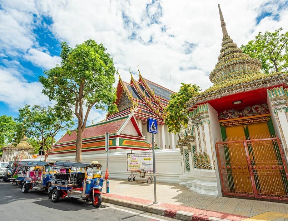 タイ国政府観光庁さんのインスタグラム写真 - (タイ国政府観光庁Instagram)「・﻿ ／⠀﻿ タイでどこ行く❓何する❓⠀﻿ 今週の注目スポットは...🇹🇭✨⠀﻿ ＼⠀﻿ ﻿ 🌟今週のテーマ：バンコク﻿ ⠀﻿ 今週は、タイの首都・バンコクに注目👀✨⠀﻿ ﻿ 近年では「東南アジアのハブ」と呼ばれるバンコクは、国際都市として成長し続けると同時に、古今の歴史＆文化が調和する多彩な魅力を持つ大都市です💁﻿ ﻿ チャオプラヤー川が流れる市内には、王宮があるほか、ワット・プラ・ケオやワット・ポー、ワット・アルンといった寺院が多数点在💨寺院を巡り、タイの歴史に触れられます🙏✨﻿ ﻿ 買い物好きな方には、巨大なショッピングセンターやデパートがおすすめ👜👠ナイトマーケットに繰り出したり、屋台で本場のローカルフードを味わうのも、タイをより深く知れるプランです👍マッサージ店が豊富にあるのも魅力的💆💕﻿ ﻿ ＜アクセス＞﻿ ８つの空港（札幌、仙台、成田、羽田、中部、関西、福岡、沖縄）から直行便で約4.5～7時間✈️﻿ ﻿ #タイ #バンコク #こんなタイ知らなかった #はじめてのタイ #もっと知りタイ #タイ旅行 #バンコク旅行 #バンコク生活 #バンコクライフ #バンコクグルメ #バンコク観光 #旅好きな人と繋がりたい #旅行好きな人と繋がりたい #海外旅行 #thailand #bangkok #bangkokthailand #bangkoktrip #bangkokfood #amazingthailand #thailandtravel #thailandtrip #thai #thaistagram #lovethailand」9月2日 18時54分 - amazingthailandjp