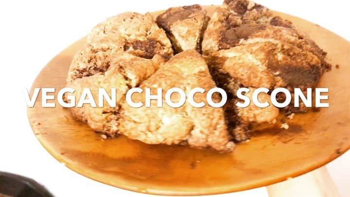 のインスタグラム：「☆ヴィーガンチョコスコーン 材料  薄力粉　140 オートミール(ミキサーで粉末にした物)140 ベーキングパウダー小さじ2杯 キビ砂糖　大さじ2杯(甘いのが好きな方は大さじ3) 塩　小さじ1/2 ココナッツオイル　60g オーツミルク 100ml(アーモンドでも豆乳でもok)  ☆ココナッツチョコレート(スーコーンに入れる用) 材料  純ココア　好きなだけ ココナッツオイル 200〜300ml(お好きな量で) きび砂糖　好きなだけ(メープルシロップやアガベシロップの方が砂糖のジャリジャリがなくて口当たり滑らかになる)  チョコは材料全部混ぜるだけ☆目分量でok 好きな甘さで味を調整したら冷凍庫へ1〜2時間くらい固まるまで入れておく🍫 ヴィーガンにこだわりなければ市販のチョコでも🙆‍♀️  👆全部混ぜて焼くだけ^_^ チョコは焼く時溶けちゃうのでいれすぎると生地が崩れちゃうから注意⚠️ 180°で15分ですがオーブンによって焼き加減変わると思うので様子見ながら焼いてみてね😘」