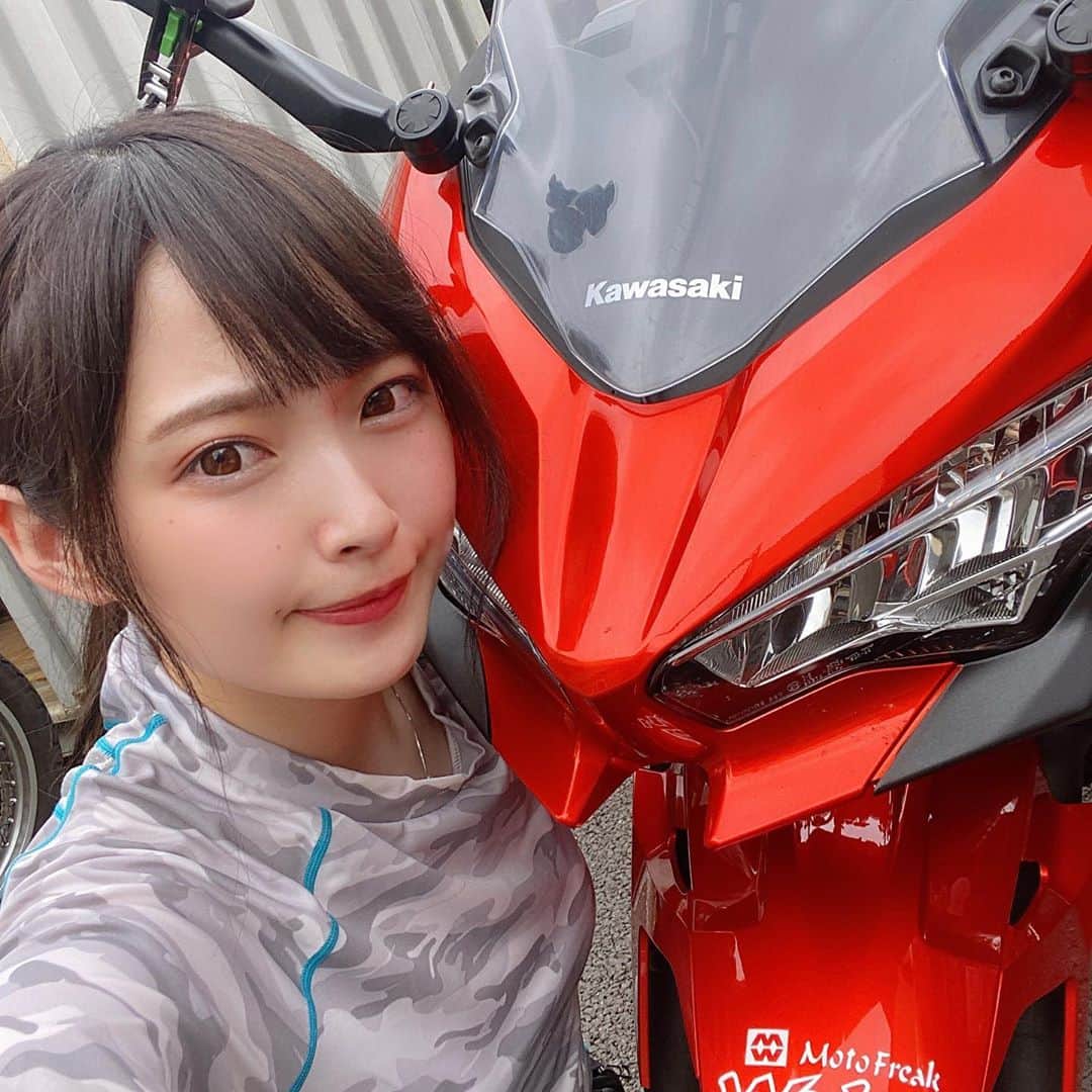 AMIのインスタグラム：「・ ・ ninja400が車検から帰ってきた😆😆😆 いっぱい乗らなきゃ〜＼＼\(۶•̀ᴗ•́)۶//／／ ・ ・ ・ #バイク #バイク女子 #bike #バイクのある生活  #バイクのある風景  #バイクが好きだ  #バイク好きな人と繋がりたい  #バイクウェア #kawasaki #ninja400」