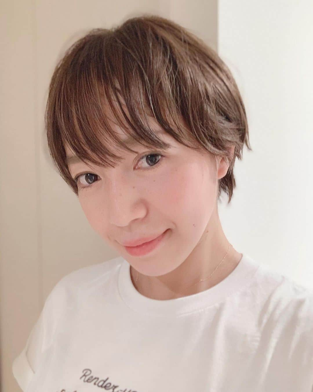 鈴木莉紗さんのインスタグラム写真 - (鈴木莉紗Instagram)「ばっさりショートヘアにしました💇‍♀️ スッキリさっぱり✂︎ 大満足✨✨ ハイライトを細かく入れてもらったので、経過も楽しめそうです。 @ai___saitoo さん、ありがとうございました😊💕 #shorthair #shorthairstyle #ショートヘア #大人ショート #loaveaoyama  #ランニング女子 #ランニング #ママランナー」9月2日 18時49分 - suzuki__lisa