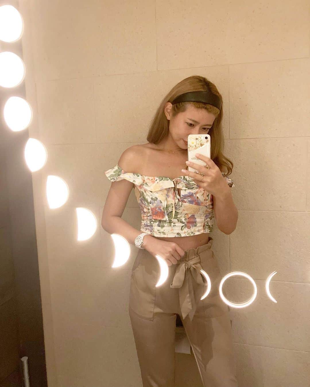 ちほのインスタグラム：「🌘🌗🌖🌕🌔🌓🌒 今日は天赦日&満月 ちほを作ってくれたご先祖さまに感謝して お願いごとをしてきました🧡💙 . #天赦日#満月 #fullmoon」
