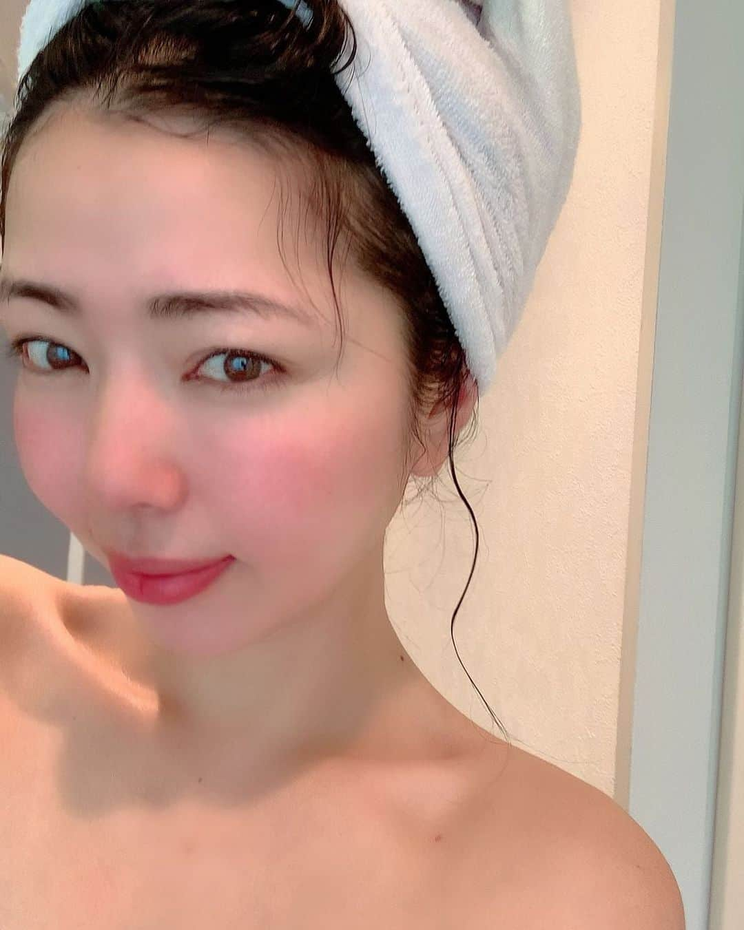 永野桃子　のインスタグラム：「お風呂好きさんいらっしゃい🛁 ・ 私は入浴大好きなんだけど♨️ 温泉いきたいなあーって気分の時に、おうちで使う入浴剤は ピュアなヒマラヤンソルトが1番お気に入り✨ 自然のまんまの岩塩。ミネラルたっぷり、ぽっかぽか💖  硫黄っぽい香りが、温泉気分を盛り上げてくれて。。溜まりません！ 硫黄系温泉好きさんにはとってもおすすめ😊  スーパーリラックス出来るよ〜♨️ ディープな温泉めぐりしたいなあ🧖‍♀️ 温泉グラビアもいいかもな🤔❣️ ・ ・ ではでは、 #本日もお疲れ様でした　💖✨✨  #お風呂 #風呂好き #温泉 #グラビア #温泉好き #秘湯  #行きたいところリスト」