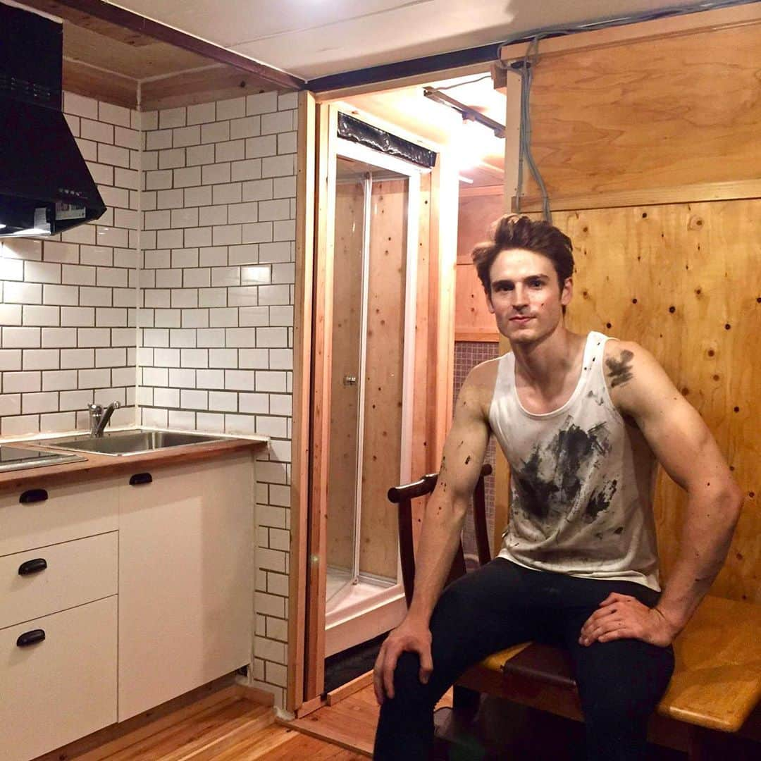 Anton Wormannさんのインスタグラム写真 - (Anton WormannInstagram)「Renovating an old house in Tokyo Japan 🏡🇯🇵 Just finished the small unit ❤️ ❤️ Took me 167 days of hard work, blood, sweat, dirt, mice, termites, mold, earthquakes, sudden Onsen-visits before shoots/castings, constantly dirty clothes, etc etc. 😭🙏  Decided early on in the process to divide the house into two units, and yesterday I finally finished up the small one. 🙇‍♂️  Still need a day or 100 to deep clean and finish off small details but EVERYTHING is working as it should ❤️  小さな部屋をやっと完成しました💥🔨　 5ヶ月以上でここまで来ました。すごく楽しかったが大変な時が多すぎた！😅　 #DIY #Ilikesomuch #Modeling  #Modellife #Renovation #リフォーム　#東京　#日本　#モデル　DIY好き　#BradderHQ #三軒茶屋　#Sancharepublik  #大工　#Model #外国人　#Swedishmodel #北欧　#scandinaviandesign」9月2日 18時51分 - antonwormann