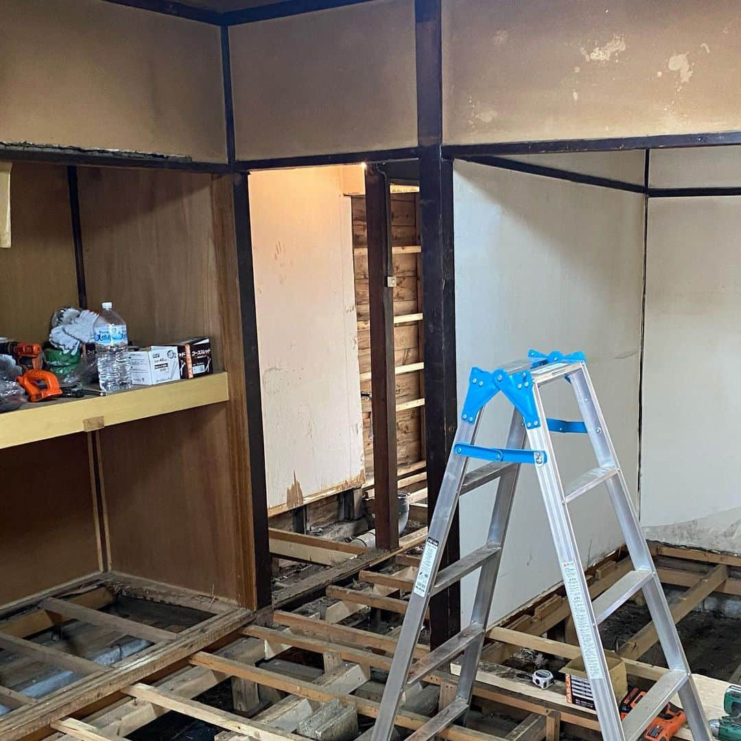 Anton Wormannさんのインスタグラム写真 - (Anton WormannInstagram)「Renovating an old house in Tokyo Japan 🏡🇯🇵 Just finished the small unit ❤️ ❤️ Took me 167 days of hard work, blood, sweat, dirt, mice, termites, mold, earthquakes, sudden Onsen-visits before shoots/castings, constantly dirty clothes, etc etc. 😭🙏  Decided early on in the process to divide the house into two units, and yesterday I finally finished up the small one. 🙇‍♂️  Still need a day or 100 to deep clean and finish off small details but EVERYTHING is working as it should ❤️  小さな部屋をやっと完成しました💥🔨　 5ヶ月以上でここまで来ました。すごく楽しかったが大変な時が多すぎた！😅　 #DIY #Ilikesomuch #Modeling  #Modellife #Renovation #リフォーム　#東京　#日本　#モデル　DIY好き　#BradderHQ #三軒茶屋　#Sancharepublik  #大工　#Model #外国人　#Swedishmodel #北欧　#scandinaviandesign」9月2日 18時51分 - antonwormann