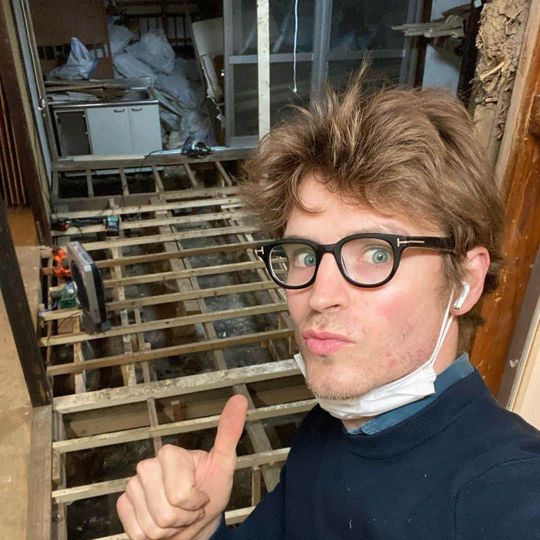 Anton Wormannさんのインスタグラム写真 - (Anton WormannInstagram)「Renovating an old house in Tokyo Japan 🏡🇯🇵 Just finished the small unit ❤️ ❤️ Took me 167 days of hard work, blood, sweat, dirt, mice, termites, mold, earthquakes, sudden Onsen-visits before shoots/castings, constantly dirty clothes, etc etc. 😭🙏  Decided early on in the process to divide the house into two units, and yesterday I finally finished up the small one. 🙇‍♂️  Still need a day or 100 to deep clean and finish off small details but EVERYTHING is working as it should ❤️  小さな部屋をやっと完成しました💥🔨　 5ヶ月以上でここまで来ました。すごく楽しかったが大変な時が多すぎた！😅　 #DIY #Ilikesomuch #Modeling  #Modellife #Renovation #リフォーム　#東京　#日本　#モデル　DIY好き　#BradderHQ #三軒茶屋　#Sancharepublik  #大工　#Model #外国人　#Swedishmodel #北欧　#scandinaviandesign」9月2日 18時51分 - antonwormann