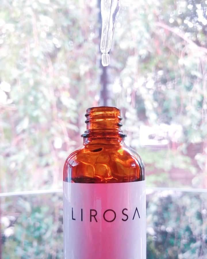 伊東愛のインスタグラム：「トロトロな夏のドライスキンの救世主💧🧚🏻‍♀️💧 @lirosa_tokyo  #lirosa #skincare #cosmetics #lirosaskincare #lirosacosmetics #lirosatokyo #madeinjapan #リローザ #スキンケア #コスメ #リローザスキンケア #メイドインジャパン #essence #リローザ #リローザブライトニングプラス」