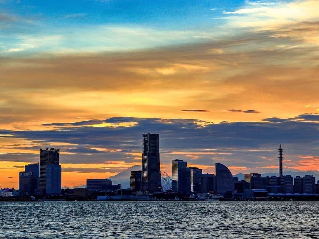 のインスタグラム：「A nice finish to a cloudy day.﻿ Photo: @riqoo37﻿ #myyokohama ﻿ ﻿ #yokohama #darlingescapes #beautifuldestinations #artofvisuals #somewheremagazine #discoverglobe #travelawesome #passionpassport #lovejapan #explorejapan #japanlife #japanfocus #japan_vacations #japanrevealed #よこはま #ヨコハマ #横浜」