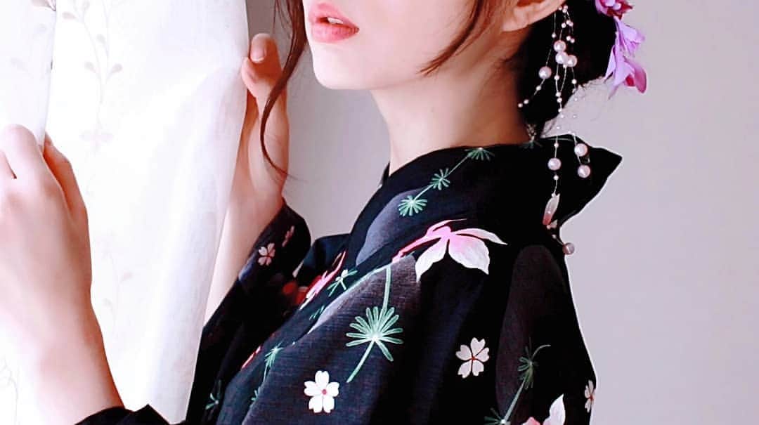五月女璃奈のインスタグラム：「なんだか９月にはいったとたん急激に涼しく感じるようになったなぁ…  台風が来るとこんなにも気温は変わるのね。  今年の夏は今までにないくらい本当に暑かった…🌞. . ◎YouTube更新です. . #社労士 #日常vlog #社会保険労務士 #浴衣 #花火 #手持ち花火 #夏の思い出 #勉強垢 #試験 #社労士試験 #VLOG #vlogger #休日 #とある一日 👘」