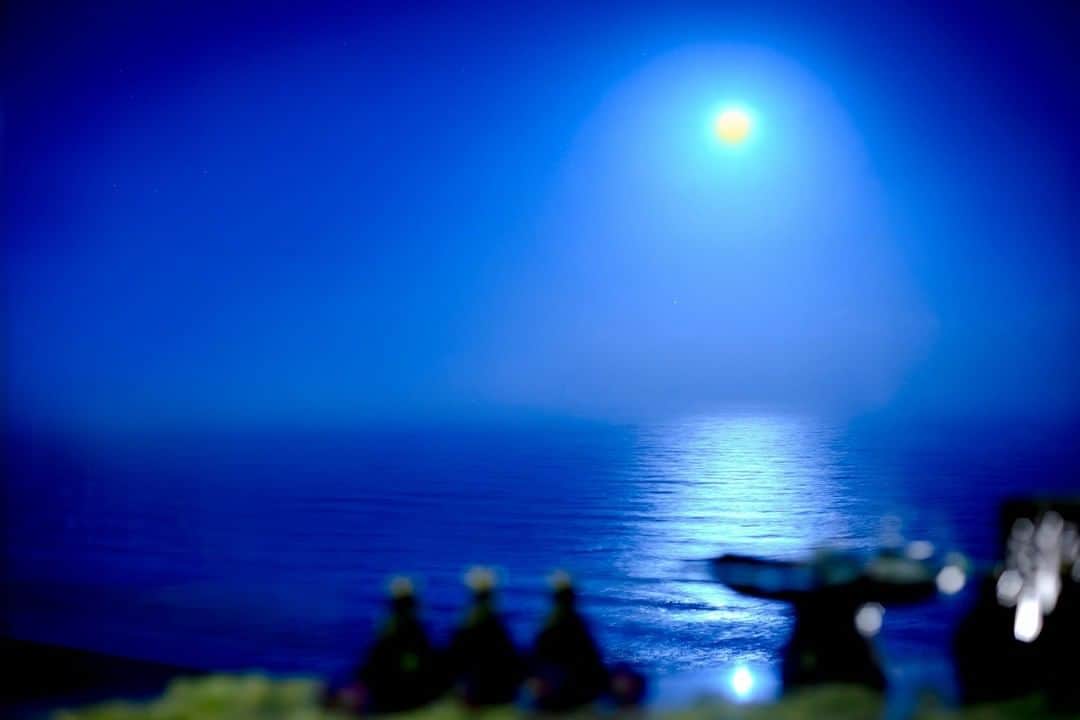 フェニックス・シーガイア・リゾートさんのインスタグラム写真 - (フェニックス・シーガイア・リゾートInstagram)「明日は満月ですが、生憎のお天気で月が見えないという皆様へ… シェラトン・グランデ・オーシャンリゾートの様々な場所から見える「月の道」の写真をお届けいたします。 海から月が昇りはじめると、月光が海に映り、細長い光の道が海面に現れます。それが「月の道」です。 雄大な太平洋に月の光がつくり出す、幻想的で美しい「月の道」をお楽しみいただけますように。  #満月 #月の道 #絶景 #ホテルからの夜景 #リゾートなひととき #シェラトングランデオーシャンリゾート #シーガイア #宮崎 #fullmoon #moonroad #moonlight #SheratonGrandeOceanResort #SEAGAIA #MIYAZAKI https://seagaia.co.jp/special/stay/331」9月2日 18時55分 - seagaia_official