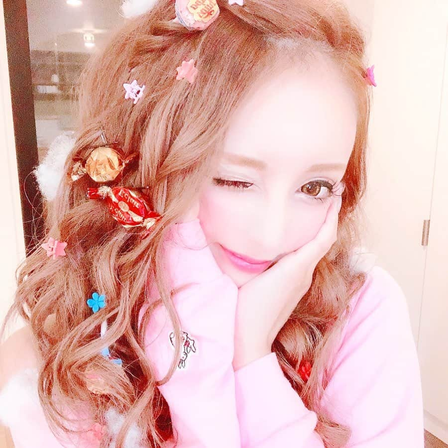 姉agehaさんのインスタグラム写真 - (姉agehaInstagram)「🍬✨🍬✨ ・ 昨日の撮影の @yayoi_n_ ちゃん🧚‍♀️✨✨ ・ 頭にお菓子いっぱい×ピンクのウェアで夢みたいにかわいいいいい🥺💛 ・ このときの画像何枚かあるけど、もったいぶって何回かに分けてUPします😂 ・ お許しください🙏🙏 ・ #shooting #ねもやよ #根本弥生 #お菓子  #hair  #pink  #シュガシュガな撮影🎶 #シュガシュガとは #シュガシュガルーン  #からインスパイアされた #シュガシュガな音楽です #シュガシュガ🎶 #姉ageha」9月2日 18時56分 - aneageha