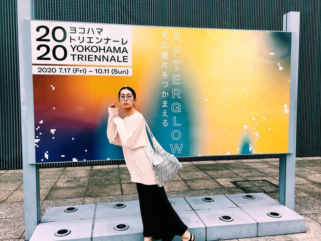 のインスタグラム：「ヨコトリしてきました。 個人的に良かったのは、岩間朝子さんの貝塚という映像作品。お父様が残した1960年代頃からのスリランカの写真たち。 作品を見ながら、私達それぞれの人間が持つ興味と活動、日々とその最期をぼんやり考えた。  #art #ヨコハマトリエンナーレ」