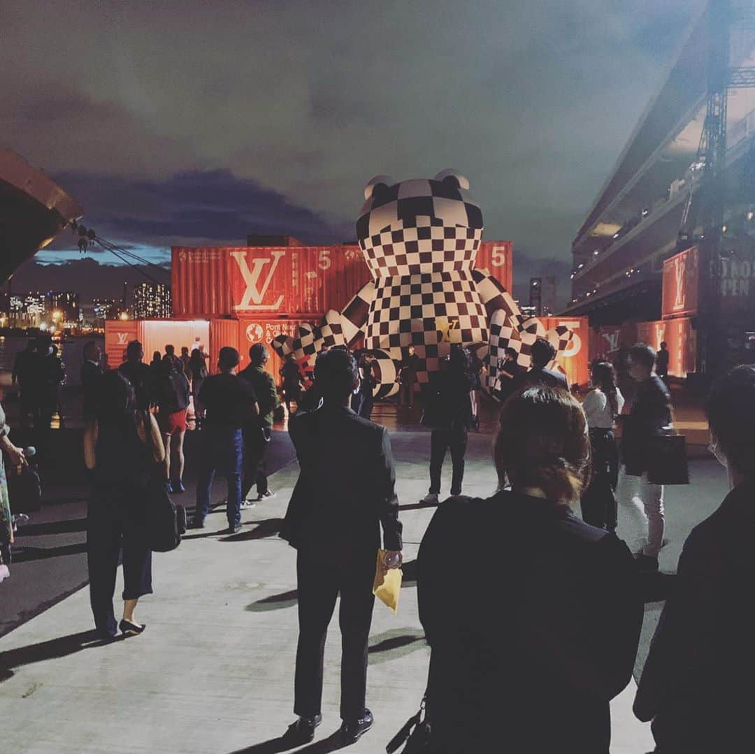 のインスタグラム：「ルイヴィトンメンズのイベント。ディスタンス保ちながらのショーが始まるよ。 #louisvuitton」