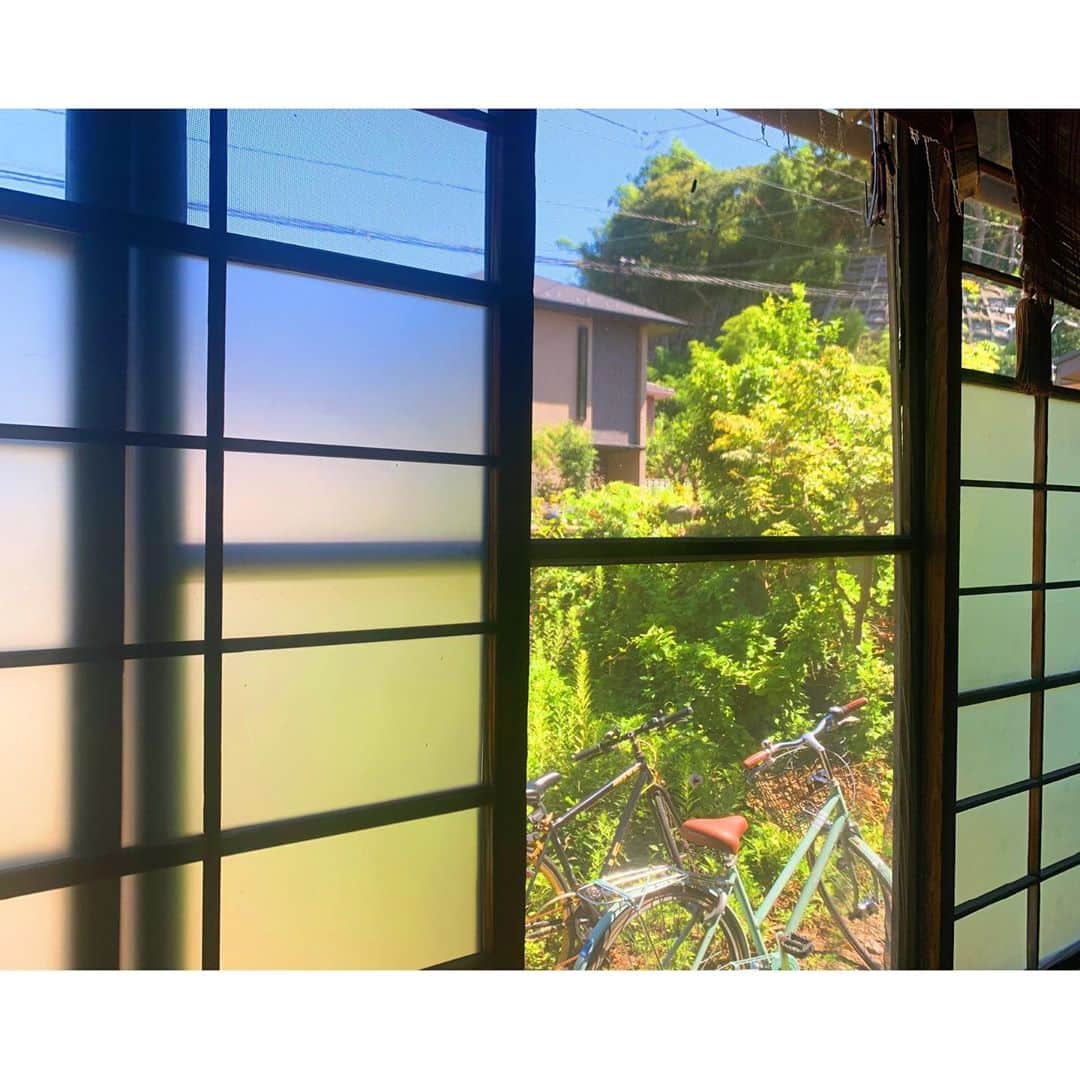 板野友美さんのインスタグラム写真 - (板野友美Instagram)「🐚⛱🐋  #夏　って写真が撮れました！  #夏 #2020 #思ひ出」9月2日 18時58分 - tomo.i_0703