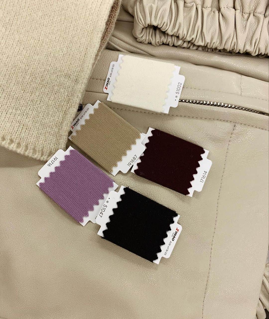 のインスタグラム：「毎日せっせか服作り🤤💭幸♡ * デザインするのも好きだけども、色味を考えたり合わせたりするのも年々好きになる☺️ * エコレザー、ウール、ハイゲージのニット、スタイリングしたいアイテムのカラーが綺麗に合うかあーだこーだ考えてしっくりきた時の幸福感♡ * このエコレザーを使ったジャケットがめためた可愛い仕上がりなんです🤤🤍 * 何年たっても、もっともっと！勉強したくなるのがこの仕事で服に飽きたことって一度もないから不思議🐒 * 話変わって、今月発売の　@classy_mag_insta に　@machatt_ を掲載してもらっています📚🙏2.3枚目 * しかも嬉しい文章付き🙏😭❤️ * 本当にそう思ってもらえるようにコツコツ愛を込めて服を作ります🙏 * いつもありがとうございます♡ * #MACHATT #物づくり」
