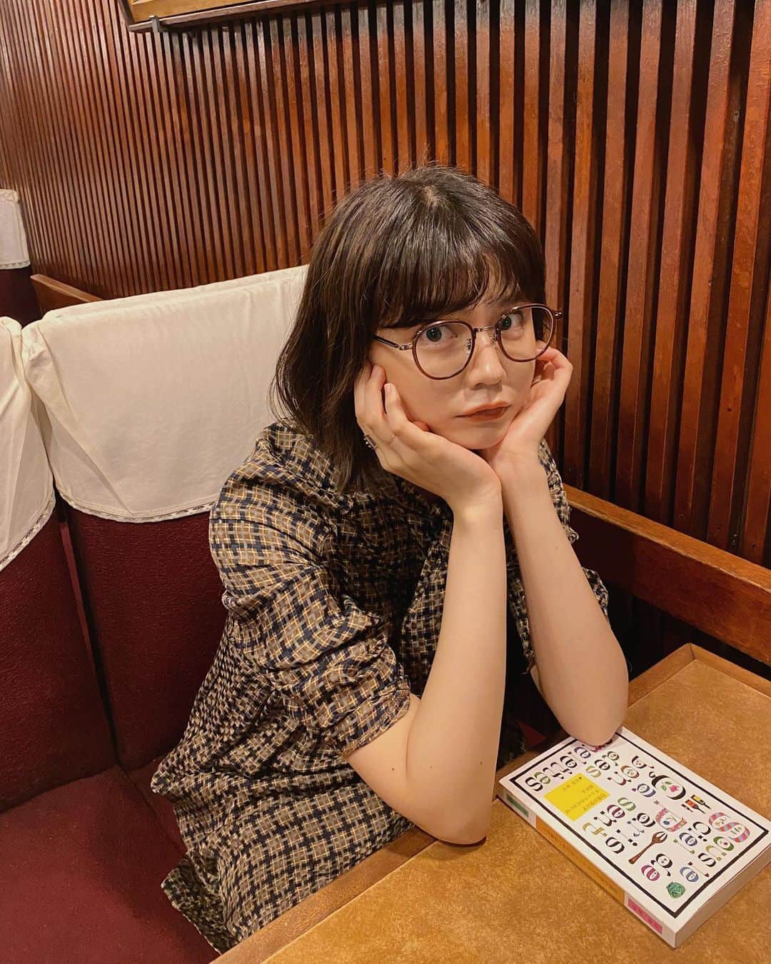 のインスタグラム：「zoffさんと今年も眼鏡をつくりました。  3回目となる眼鏡つくり。２つのデザインを想いをのせて仕立ててます。  まずはひとつ目。 メンズライクな印象のビンテージルック眼鏡。女性も男性にも楽しんでもらえるユニセックスな形です。 少し大きめのボストンフレームは、顔を優しく縁取り、際立たせる。この絶妙なバランスにとことんこだわりました。  丸顔さんも、気兼ねなく手に取れる形。(わたしがそうなので、ここはすごく細かく調節してます)  クラシカルにも、シックにも、シンプルにも。様々なシーンに溶け込んで、輪郭を帯びるデザイン。 濃い目のカーキの鼈甲、肌馴染みのよいブラウン、不思議と垢抜けるライトブラウン。表情違いのこだわりの三色をご用意してます。  9月18日の11時〜から、Zoffのオンラインサイトにて先行予約が開始されます。 当日にライブ配信もするので、よろしくね。  もう一つデザインがあるので、次の投稿でまた詳しく☺︎  あ、何色が気になりますか？  #zoff @zoff_eyewear  #ゾフロマンティックレディ」
