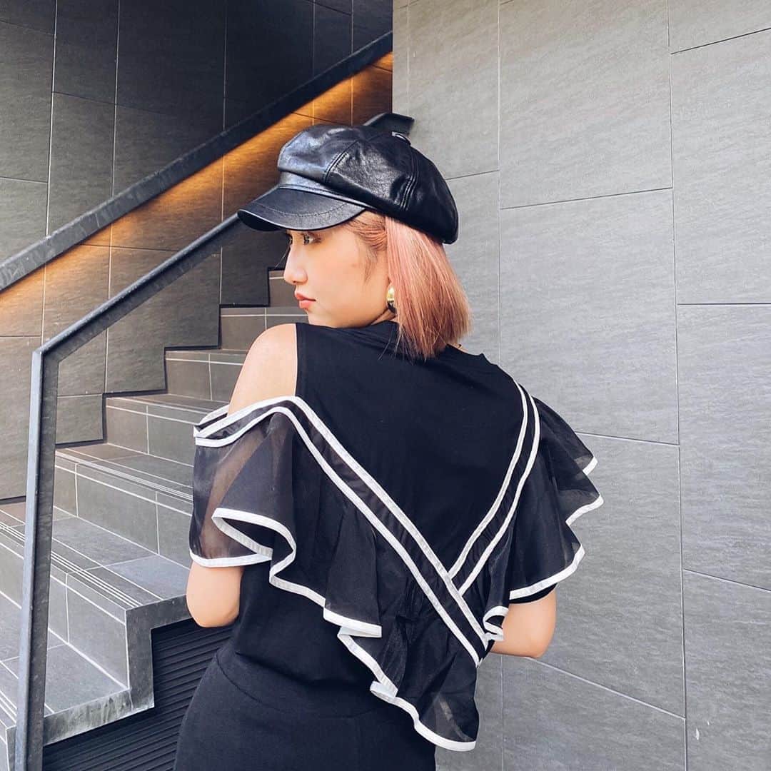 のインスタグラム：「#Monotonestyle﻿ ————————————﻿ ﻿ ☑︎ Peplum Organdy Frill Cutsew (¥6,990+tax)﻿ ﻿ ラインの入った大きなフリルが目を惹くデザイントップス。﻿ ボリュームのあるフリルで立体感のある仕上がりに◎﻿ カットされたショルダーで程よい肌みせも叶います＊﻿ モノトーンスタイルがコーディネートを格上げしてくれます♥️﻿ ﻿ ﻿ ONLINE STOREはTOPのリンクから﻿ http://www.gallerie-online.jp/﻿ ————————————﻿ #お問い合わせ番号w1755﻿」