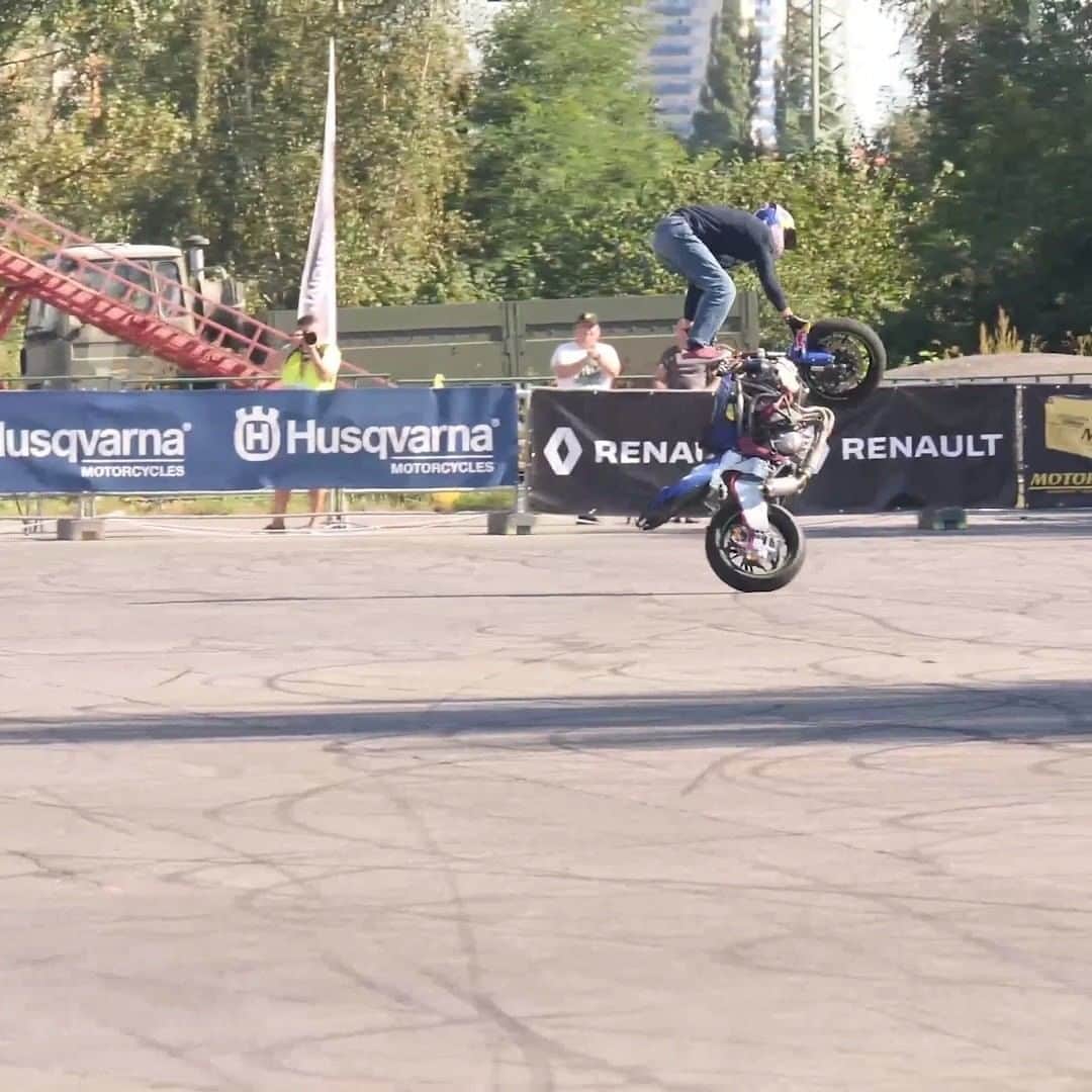 レッドブルのインスタグラム：「watching this like:  🙂 👀 😍 😮 😨 😱 🤯 🙌 👏   🏍 : @mikecjensen  #redbull #givesyouwings #stuntbike #stuntrider #motorsports #moto」