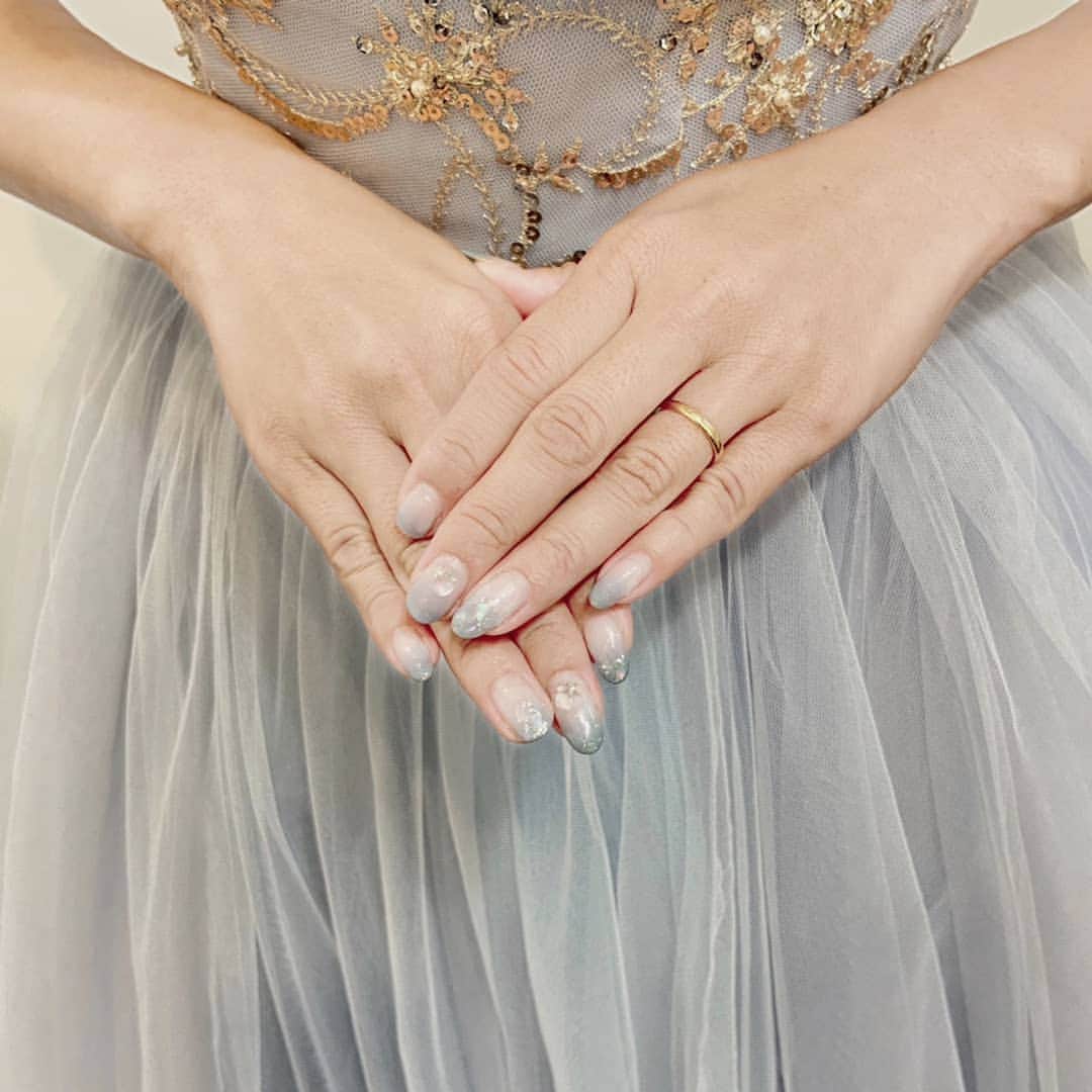 St.AQUA 東京の結婚式場 サンアクアチャペルのインスタグラム：「〜Nail〜  カラードレスに合わせて、ブルーのネイルを施したご新婦。  季節やドレスに合わせてネイルをしてみませんか？  #結婚式 #wedding #ブライダルネイル #ウェディングネイル #ブルーネイル #オリジナルネイル #トータルコーディネート #結婚式場探し #式場見学 #結婚式準備 #新郎新婦 #花嫁準備 #東京花嫁 #プレ花嫁 #プレ花嫁さんと繋がりたい #オシャレ花嫁 #結婚指輪 #ゼクシィ #2020年冬婚 #2021年春婚 #ネイル #nail #ドレスコーデ」