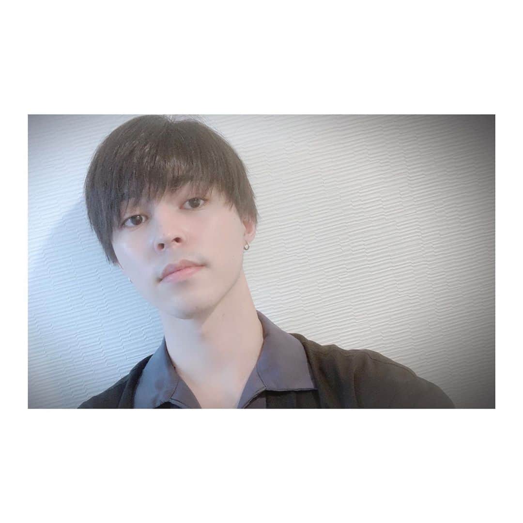 森田桐矢のインスタグラム：「髪切りました。 久々の自撮りで撮り方忘れて迷走。」