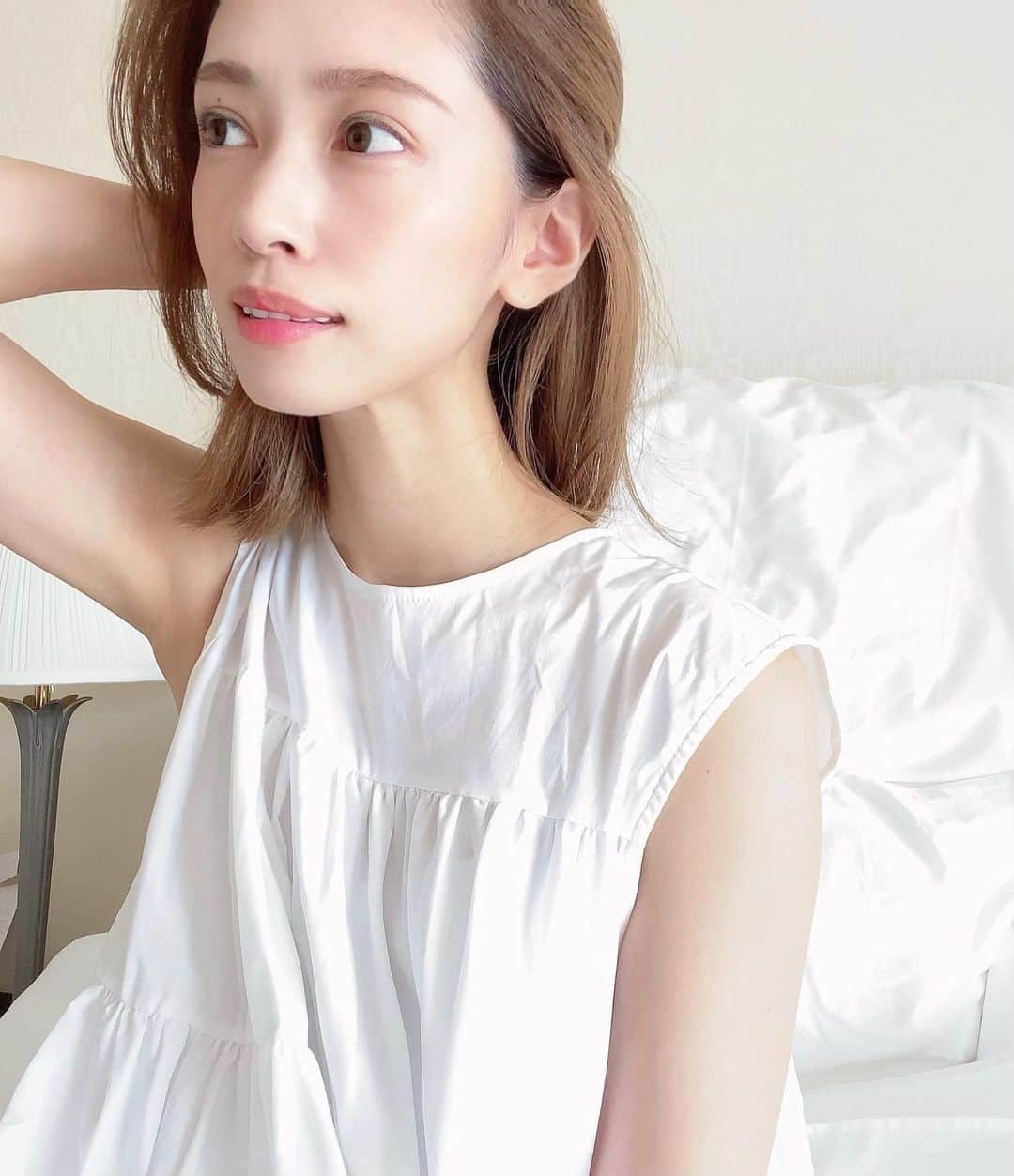 石黒美帆のインスタグラム：「*﻿﻿ 16年間続くロングセラーブランド肌ラボ﻿﻿ の「極潤プレミアム ヒアルロン液」がもう一度肌のことを見つめ直しリニューアル🎉﻿﻿ ﻿﻿ ﻿﻿ インテージSRI 化粧水カテゴリー 主要シリーズ 2007年4月~2020年3月販売個数で#肌支持率NO1化粧水 に輝いているんです🙆‍♀️﻿﻿ ﻿﻿ ﻿﻿ リニューアル前のものもすごく使い心地が良かったんですが、今回パワーアップしていてビックリ❣️﻿﻿ ﻿﻿ ﻿﻿ ヒアルロン酸にもたくさんの種類があるそうなんですが、今回新たに2つのヒアルロン酸が追加されて、7種のヒアルロン酸が配合されている極潤プレミアム😍﻿﻿ ﻿﻿ 新配合されたのは、浸透型ヒアルロン酸である、加水分解ヒアルロン酸Na（うるおい成分）と発酵ヒアルロン酸である加水分解ヒアルロン酸発酵液（うるおい成分）✨﻿﻿ ﻿﻿ ﻿﻿ ジェル⁈と思うくらいもっちりとしたテクスチャーで、本当にビックリするくらいしっっとり🤍うるおい効果があるのでもちもち肌が続く化粧水です🥰﻿﻿ ﻿﻿ ﻿﻿ プチプラコスメでこの使用感は素晴らしい！﻿﻿ 顔だけじゃなく、紫外線や冷房で乾燥を感じたら腕や脚にも塗っています👍✨﻿﻿ ﻿﻿ ﻿﻿ @rohto_official ﻿﻿ ﻿﻿ ﻿﻿ #極潤プレミアム#もちもち肌つづく#肌ラボ﻿﻿ #beauty#skincare#cosmetics#美容#スキンケア#コスメレポ#プチプラ#プチプラコスメ#ロート製薬_PR」