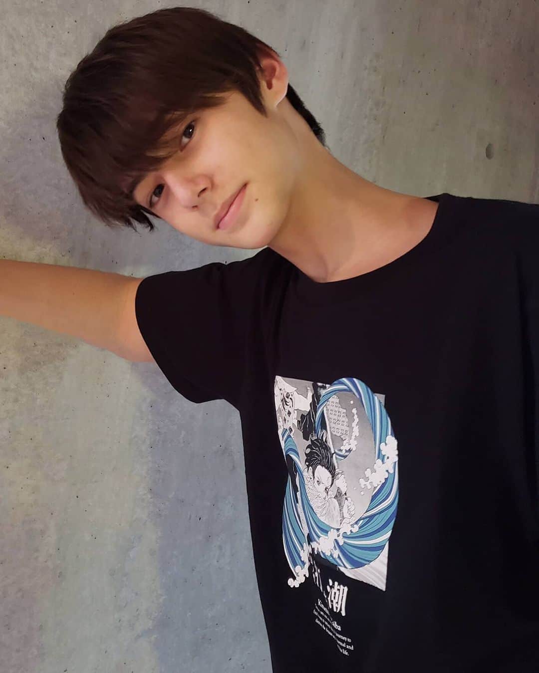 翔さんのインスタグラム写真 - (翔Instagram)「Check out my new shirt. Does it look familiar？  僕の新しいTシャツは鬼滅の刃。最近、アニメを見はじめたよ  #鬼滅の刃 #UNIQLO」9月2日 19時10分 - sho0509official