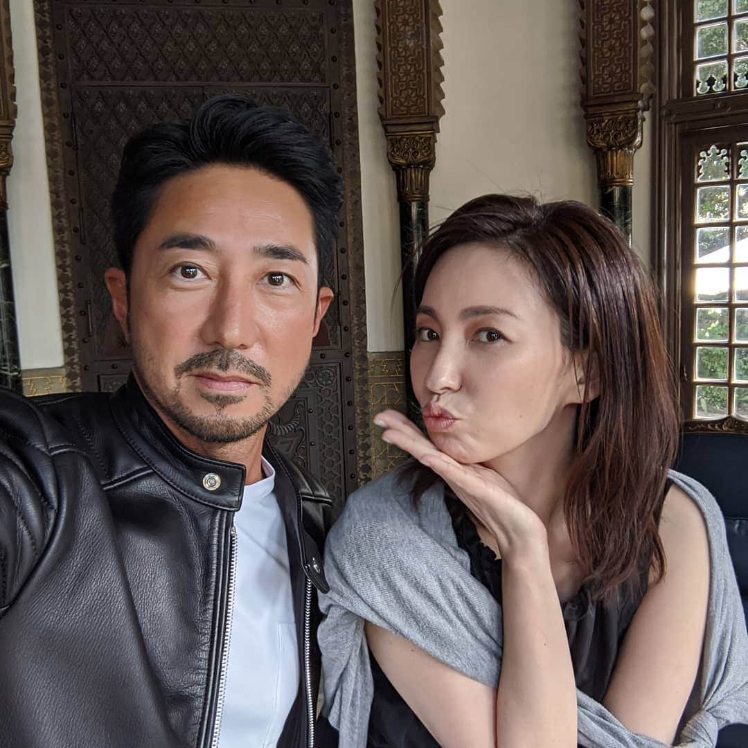 真山景子のインスタグラム：「@yoshimasa_hoshiba さんと撮影でした。 #三菱東京UFJ銀行 #大人の撮影 #一人でお洒落より二人で素敵  久々に、良子ちゃんと、ヘアメイクの佐藤エイコちゃんと現場が同じで、みんな変わってなくてビックリ😂😂いやいや、あの頃から約20年、、変わってなくはないけれど、まだ一緒に仕事できるのは嬉しいね💖」