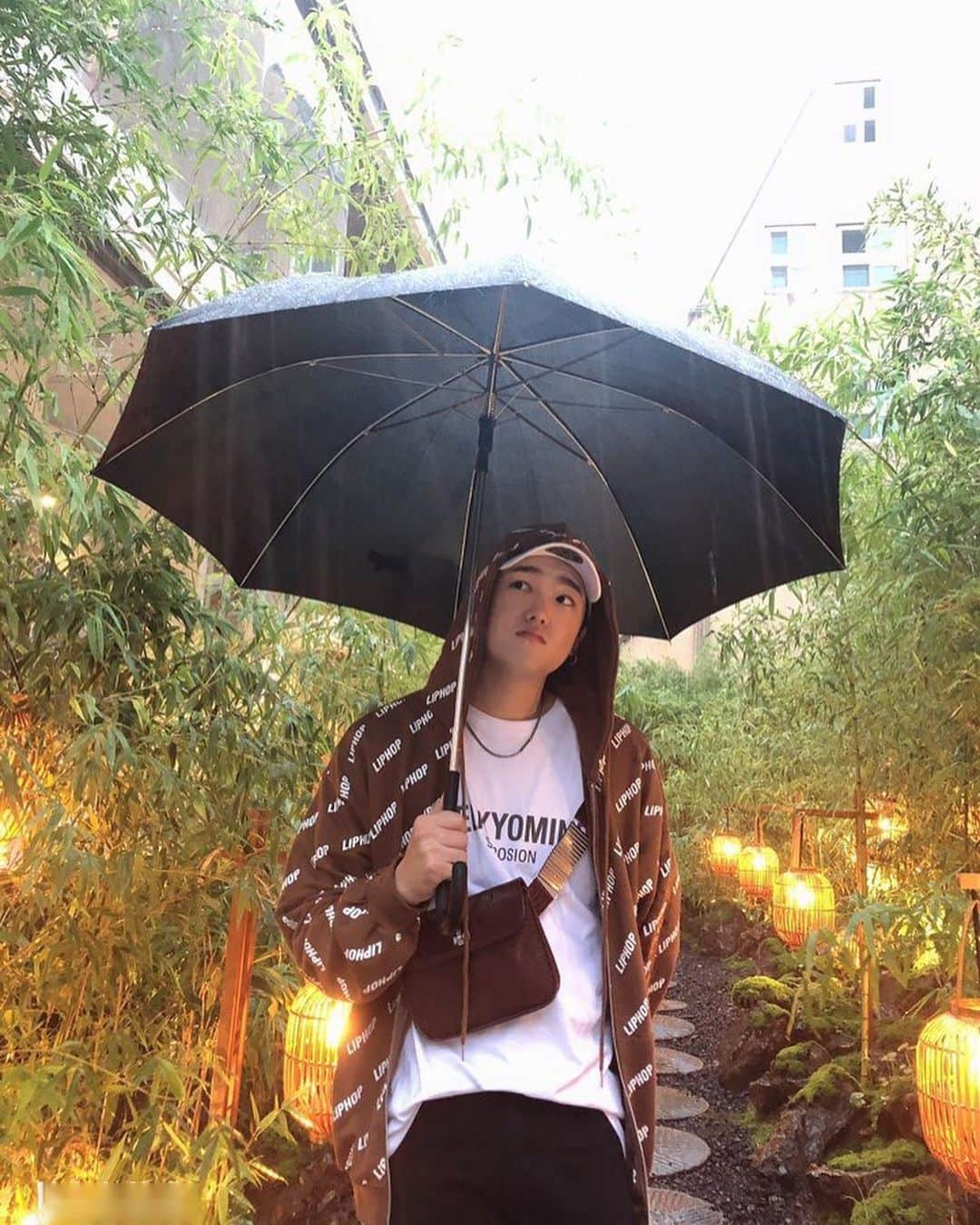 ベンジさんのインスタグラム写真 - (ベンジInstagram)「It rains on my head But bright sunshine in my soul I’m eating chicken #haiku #poetry #chickensoupforthesoul  오늘은 저는 발이 젖었습니다 치열하게 바람을 맞았고 고륄라 🦍 #오저치고 #제발 #비 #랑 #권태기온다」9月2日 19時20分 - baebenji92