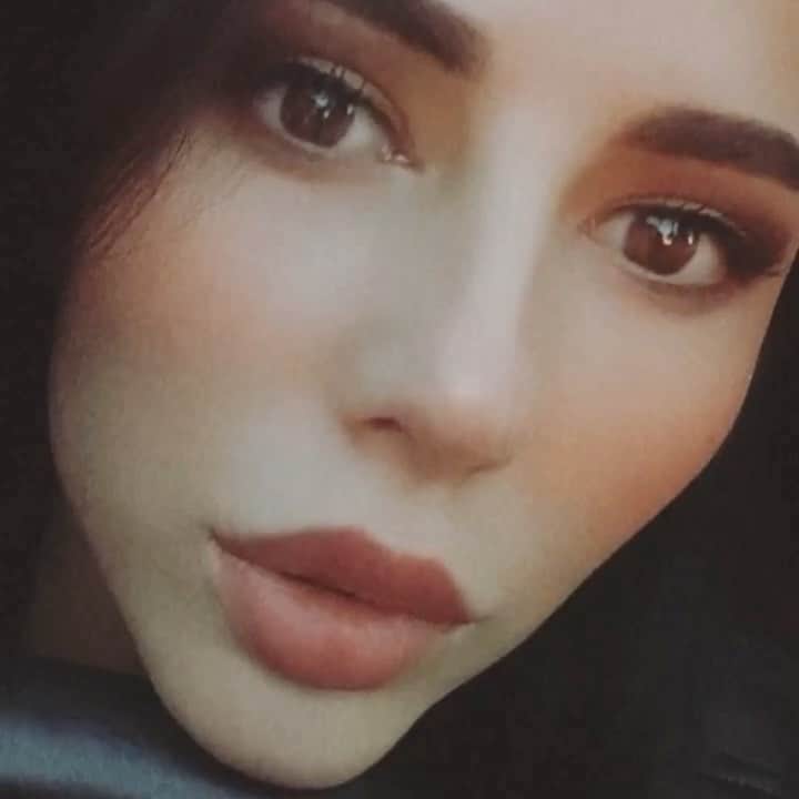 のインスタグラム：「Письмо Эйнштейна к дочери ♥️ «Когда я предложил Теорию Относительности, очень немногие понимали меня, и то, что я открою тебе сейчас для передачи человечеству, тоже будет сталкиваться с непониманием и предрассудками в мире. Я прошу тебя сохранить письмо так долго, как это необходимо - года, десятилетия, пока общество не будет достаточно развито, чтобы принять то, что я объясню ниже. Существует очень мощная Сила, которой до сих пор наука не нашла официальное объяснение. Это Сила включает в себя и управляет всеми остальными явлениями, работающими во Вселенной. Эта Вселенская Сила - ЛЮБОВЬ. Когда ученые искали единую теорию Вселенной, они забыли самую мощную невидимую силу. Любовь есть Свет, который просвещает тех, кто даёт и получает его. Любовь - это притяжение, потому что это заставляет некоторых людей чувствовать влечение к другим. Любовь - это сила, потому что она умножает лучшее, что в нас есть, что мы есть, и позволяет человечеству не быть погруженным в слепой эгоизм. Для Любви мы живем и умираем. Любовь есть Бог, и Бог есть Любовь. Эта сила все объясняет и дает смысл жизни. Это переменная, которую мы игнорировали слишком долго, может быть, потому, что мы боимся Любви. Чтобы понять Любовь, я сделал простой замен в своём самом известном уравнении. Если вместо Е = mc2, мы признаем, что энергия для исцеления мира может быть получена через любовь, умноженную на скорость света в квадрате, мы приходим к выводу, что любовь является самой мощной Силой, потому что не имеет пределов. Только через Любовь мы можем найти смысл в жизни, сохранить мир и каждое разумное или чувствующее существо, помочь нашей цивилизации выжить. Возможно, мы еще не готовы, чтобы сделать "бомбу любви" - достаточно мощное устройство, чтобы полностью уничтожить ненависть, эгоизм и жадность, все то, что опустошает планету. Тем не менее, каждый отдельный индивидуум несет в себе небольшой, но мощный генератор любви, энергия которого ждет своего освобождения. Когда мы учимся давать и получать эту энергию универсума, дорогая Lieserl, мы подтверждаем, что любовь побеждает все, и способна преодолеть все, потому что любовь -  это квинтэссенция жизни. Продолжение ▶️」