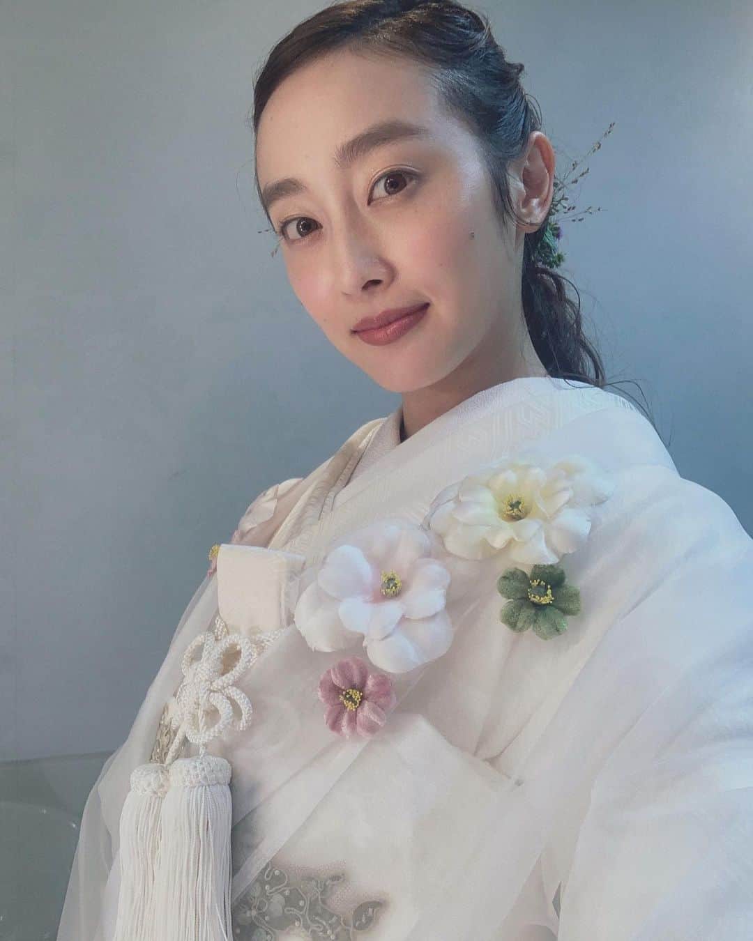 泉見祐希のインスタグラム：「. オーガンジーの白無垢を着ました。神秘的で好きだったな✨メイクは安定のモーリーしゃま。☺️ @mori_nanana」