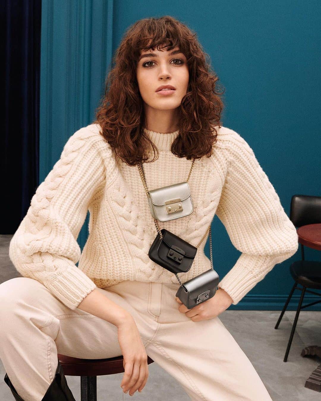 フルラのインスタグラム：「Pick all the Furla Metropolis micro bags this season like @gretaferro. Tap the link in bio to browse the collection.   Creative Direction: Magnus Berger & Tenzin Wild @thelast_universe Photographer Director: @giampaolosgura Stylist: @sissy.vian Hair Stylist: @francogobbi1 Make up: @cosettagiorgetti  #thefurlasociety #furlafeeling #newcollection #furla #accessories #fashion」