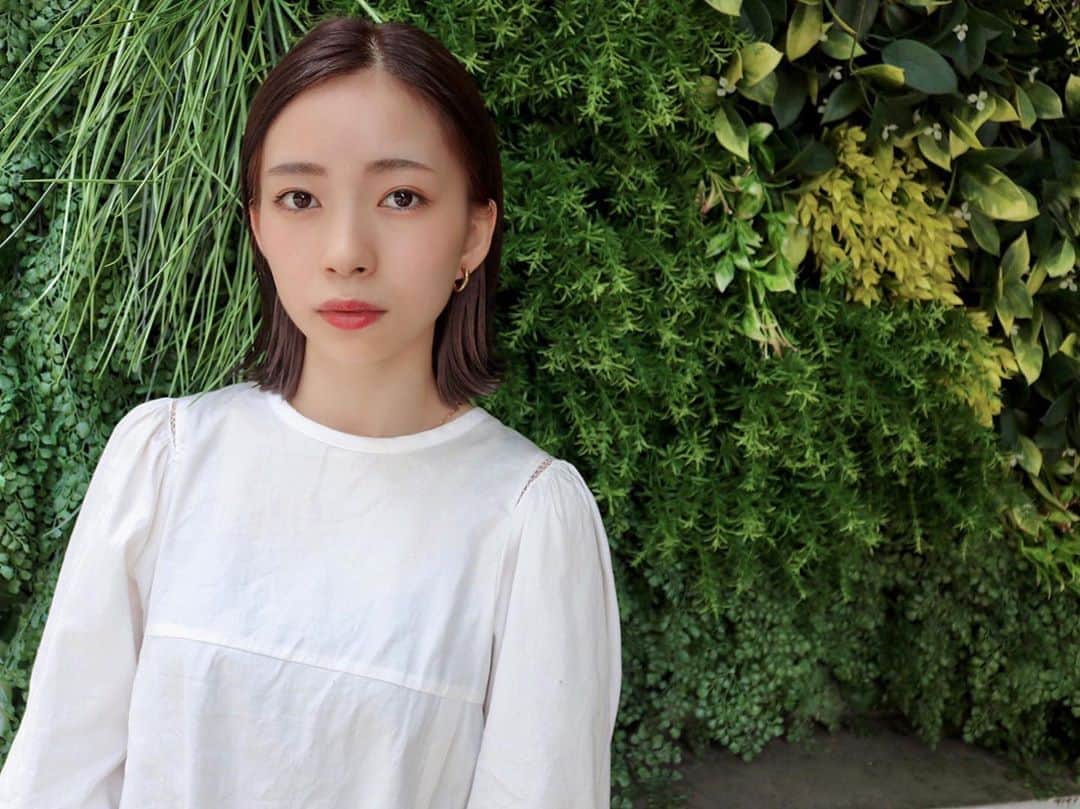 塩川裕美のインスタグラム：「. . 一ヶ月まえ 𓂃◌𓂂 栗さんカラーでナチュラル可愛い雰囲気にしてくれた🌿 . . 私の投稿見て栗さんのとこに行ってくれた友達いてめっちゃ嬉しかった 🥰 . . . . #インナーカラー #インナーカラーボブ #福岡美容室　#暗髪 #サロンモデル #ヘアカタ #ポートレート #被写体 #大学生　#撮影 #福岡 #天神 #暗髪 #ボブヘアー #福岡サロモ #hairstyle #haircolor」
